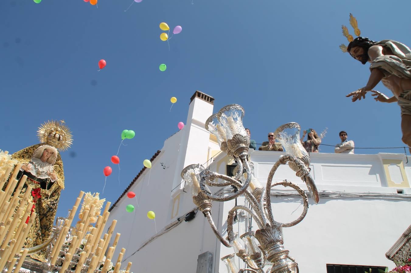 La luz y el gozo han puesto un gran broche a una Semana Santa, aciaga en sus momentos más intensos, a causa del mal tiempo que desde la noche del Miércoles y hasta el Viernes Santo trastocó en buena medida su desarrollo.Hoy el sol ha lucido en el cielo que como, cada Domingo de Resurrección, ha servido de Palio al hermoso Paso de la Virgen del Rosario, haciendo resplandecer, al tiempo, el momento culmen de esta celebración, el reencuentro en la Madre y el Hijo en la Fuente de los Santos, abarrotada de público. El momento ha sido emocionante, con los costaleros de la virgen y del Paso del Resucitado subiendo los brazos al cielo para representar el abrazo de ambas imágenes, ante la tradicional suelta de globos de ecolores y el estrépito de cornetas y tambores.La procesión ha seguido su curso hacia la Plaza de España, también muy concurrida, siendo en este escenario donde, miembros de Grupo Joven de la Cofradía del Coronado han regalado una petalada a la Virgen del Rosario. Ha sido un ofecimiento de la citada Cofradía que la noche del pasado Jueves no pudo obsequiar a su Virgen de la Amargura con esta lluvia de pétalos de rosas, a causa del mal tiempo.Así ha terminado la Semana Santa, incompleta para varias cofradías. La parte más amarga la han vivido la Cofradía del Señor Ecce-Homo que vió acortado su recorrido el Miércoles en una noche desapacible. También la Archicofradía del Santísimo Sacramento que apenas pudo asomarse a la calle y vió concentradas sus emociones en el templo patronal y la Cofradía del Señor Coronado de Espinas que también concentró el sentimieno y la devoción en la ermita de los Santos Mártires, viviendo momenos íntimos de gran emotividad. La Hermandad de la Esperanza Macarena brilló, sin embargo, en la Madrugá jerezana y la Cofradía de Nuestro Padre Jesús Nazareno derrochó fervor la tarde del Viernes en el interior de la iglesia visigoda de Santa María.