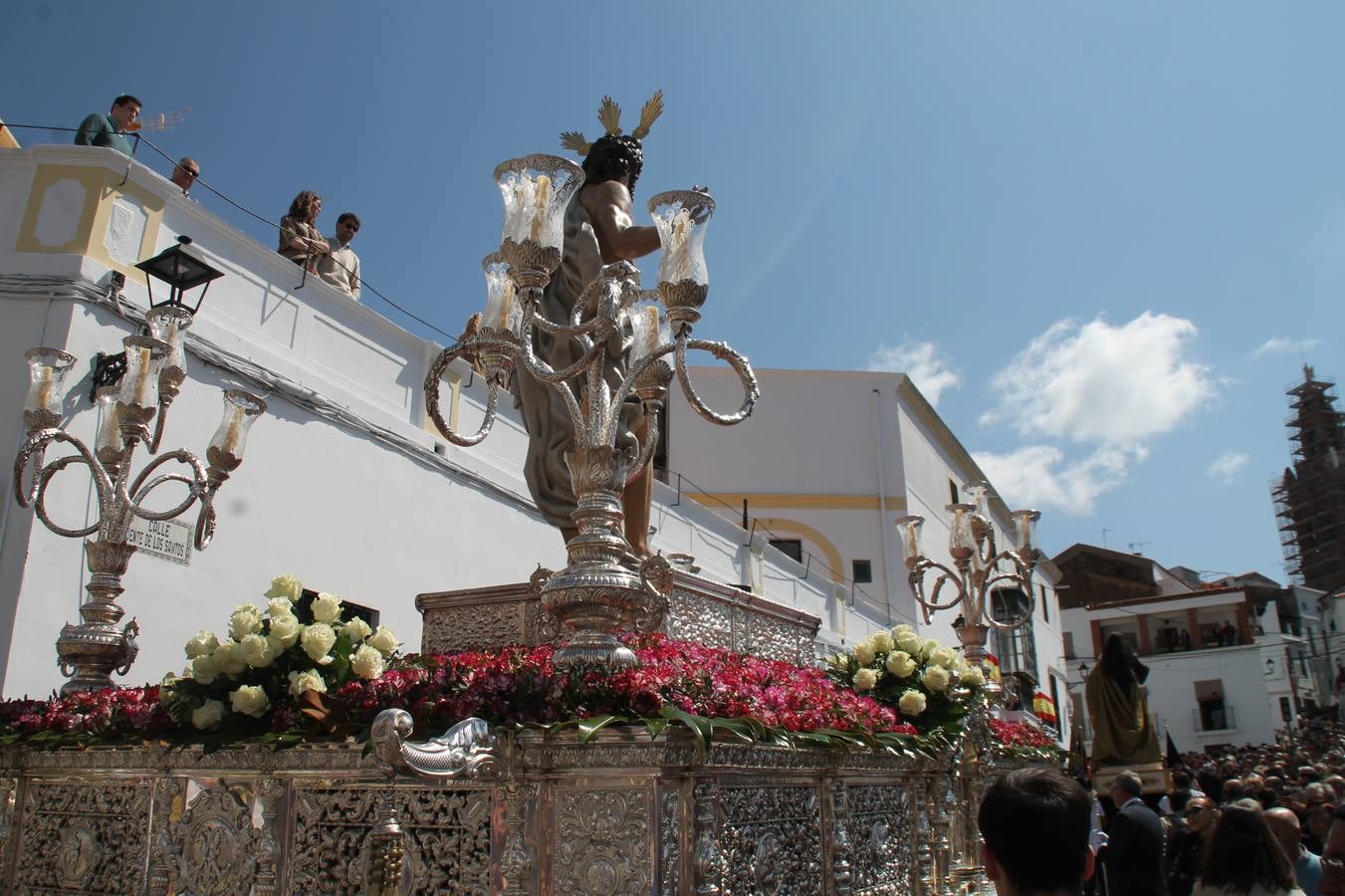 La luz y el gozo han puesto un gran broche a una Semana Santa, aciaga en sus momentos más intensos, a causa del mal tiempo que desde la noche del Miércoles y hasta el Viernes Santo trastocó en buena medida su desarrollo.Hoy el sol ha lucido en el cielo que como, cada Domingo de Resurrección, ha servido de Palio al hermoso Paso de la Virgen del Rosario, haciendo resplandecer, al tiempo, el momento culmen de esta celebración, el reencuentro en la Madre y el Hijo en la Fuente de los Santos, abarrotada de público. El momento ha sido emocionante, con los costaleros de la virgen y del Paso del Resucitado subiendo los brazos al cielo para representar el abrazo de ambas imágenes, ante la tradicional suelta de globos de ecolores y el estrépito de cornetas y tambores.La procesión ha seguido su curso hacia la Plaza de España, también muy concurrida, siendo en este escenario donde, miembros de Grupo Joven de la Cofradía del Coronado han regalado una petalada a la Virgen del Rosario. Ha sido un ofecimiento de la citada Cofradía que la noche del pasado Jueves no pudo obsequiar a su Virgen de la Amargura con esta lluvia de pétalos de rosas, a causa del mal tiempo.Así ha terminado la Semana Santa, incompleta para varias cofradías. La parte más amarga la han vivido la Cofradía del Señor Ecce-Homo que vió acortado su recorrido el Miércoles en una noche desapacible. También la Archicofradía del Santísimo Sacramento que apenas pudo asomarse a la calle y vió concentradas sus emociones en el templo patronal y la Cofradía del Señor Coronado de Espinas que también concentró el sentimieno y la devoción en la ermita de los Santos Mártires, viviendo momenos íntimos de gran emotividad. La Hermandad de la Esperanza Macarena brilló, sin embargo, en la Madrugá jerezana y la Cofradía de Nuestro Padre Jesús Nazareno derrochó fervor la tarde del Viernes en el interior de la iglesia visigoda de Santa María.