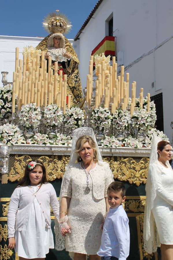 La luz y el gozo han puesto un gran broche a una Semana Santa, aciaga en sus momentos más intensos, a causa del mal tiempo que desde la noche del Miércoles y hasta el Viernes Santo trastocó en buena medida su desarrollo.Hoy el sol ha lucido en el cielo que como, cada Domingo de Resurrección, ha servido de Palio al hermoso Paso de la Virgen del Rosario, haciendo resplandecer, al tiempo, el momento culmen de esta celebración, el reencuentro en la Madre y el Hijo en la Fuente de los Santos, abarrotada de público. El momento ha sido emocionante, con los costaleros de la virgen y del Paso del Resucitado subiendo los brazos al cielo para representar el abrazo de ambas imágenes, ante la tradicional suelta de globos de ecolores y el estrépito de cornetas y tambores.La procesión ha seguido su curso hacia la Plaza de España, también muy concurrida, siendo en este escenario donde, miembros de Grupo Joven de la Cofradía del Coronado han regalado una petalada a la Virgen del Rosario. Ha sido un ofecimiento de la citada Cofradía que la noche del pasado Jueves no pudo obsequiar a su Virgen de la Amargura con esta lluvia de pétalos de rosas, a causa del mal tiempo.Así ha terminado la Semana Santa, incompleta para varias cofradías. La parte más amarga la han vivido la Cofradía del Señor Ecce-Homo que vió acortado su recorrido el Miércoles en una noche desapacible. También la Archicofradía del Santísimo Sacramento que apenas pudo asomarse a la calle y vió concentradas sus emociones en el templo patronal y la Cofradía del Señor Coronado de Espinas que también concentró el sentimieno y la devoción en la ermita de los Santos Mártires, viviendo momenos íntimos de gran emotividad. La Hermandad de la Esperanza Macarena brilló, sin embargo, en la Madrugá jerezana y la Cofradía de Nuestro Padre Jesús Nazareno derrochó fervor la tarde del Viernes en el interior de la iglesia visigoda de Santa María.