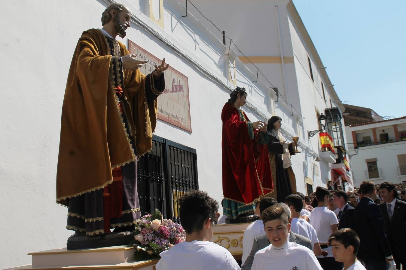 La luz y el gozo han puesto un gran broche a una Semana Santa, aciaga en sus momentos más intensos, a causa del mal tiempo que desde la noche del Miércoles y hasta el Viernes Santo trastocó en buena medida su desarrollo.Hoy el sol ha lucido en el cielo que como, cada Domingo de Resurrección, ha servido de Palio al hermoso Paso de la Virgen del Rosario, haciendo resplandecer, al tiempo, el momento culmen de esta celebración, el reencuentro en la Madre y el Hijo en la Fuente de los Santos, abarrotada de público. El momento ha sido emocionante, con los costaleros de la virgen y del Paso del Resucitado subiendo los brazos al cielo para representar el abrazo de ambas imágenes, ante la tradicional suelta de globos de ecolores y el estrépito de cornetas y tambores.La procesión ha seguido su curso hacia la Plaza de España, también muy concurrida, siendo en este escenario donde, miembros de Grupo Joven de la Cofradía del Coronado han regalado una petalada a la Virgen del Rosario. Ha sido un ofecimiento de la citada Cofradía que la noche del pasado Jueves no pudo obsequiar a su Virgen de la Amargura con esta lluvia de pétalos de rosas, a causa del mal tiempo.Así ha terminado la Semana Santa, incompleta para varias cofradías. La parte más amarga la han vivido la Cofradía del Señor Ecce-Homo que vió acortado su recorrido el Miércoles en una noche desapacible. También la Archicofradía del Santísimo Sacramento que apenas pudo asomarse a la calle y vió concentradas sus emociones en el templo patronal y la Cofradía del Señor Coronado de Espinas que también concentró el sentimieno y la devoción en la ermita de los Santos Mártires, viviendo momenos íntimos de gran emotividad. La Hermandad de la Esperanza Macarena brilló, sin embargo, en la Madrugá jerezana y la Cofradía de Nuestro Padre Jesús Nazareno derrochó fervor la tarde del Viernes en el interior de la iglesia visigoda de Santa María.