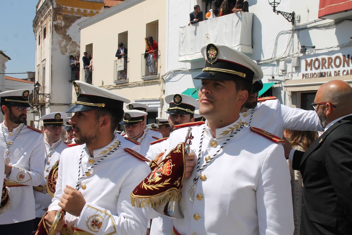 La luz y el gozo han puesto un gran broche a una Semana Santa, aciaga en sus momentos más intensos, a causa del mal tiempo que desde la noche del Miércoles y hasta el Viernes Santo trastocó en buena medida su desarrollo.Hoy el sol ha lucido en el cielo que como, cada Domingo de Resurrección, ha servido de Palio al hermoso Paso de la Virgen del Rosario, haciendo resplandecer, al tiempo, el momento culmen de esta celebración, el reencuentro en la Madre y el Hijo en la Fuente de los Santos, abarrotada de público. El momento ha sido emocionante, con los costaleros de la virgen y del Paso del Resucitado subiendo los brazos al cielo para representar el abrazo de ambas imágenes, ante la tradicional suelta de globos de ecolores y el estrépito de cornetas y tambores.La procesión ha seguido su curso hacia la Plaza de España, también muy concurrida, siendo en este escenario donde, miembros de Grupo Joven de la Cofradía del Coronado han regalado una petalada a la Virgen del Rosario. Ha sido un ofecimiento de la citada Cofradía que la noche del pasado Jueves no pudo obsequiar a su Virgen de la Amargura con esta lluvia de pétalos de rosas, a causa del mal tiempo.Así ha terminado la Semana Santa, incompleta para varias cofradías. La parte más amarga la han vivido la Cofradía del Señor Ecce-Homo que vió acortado su recorrido el Miércoles en una noche desapacible. También la Archicofradía del Santísimo Sacramento que apenas pudo asomarse a la calle y vió concentradas sus emociones en el templo patronal y la Cofradía del Señor Coronado de Espinas que también concentró el sentimieno y la devoción en la ermita de los Santos Mártires, viviendo momenos íntimos de gran emotividad. La Hermandad de la Esperanza Macarena brilló, sin embargo, en la Madrugá jerezana y la Cofradía de Nuestro Padre Jesús Nazareno derrochó fervor la tarde del Viernes en el interior de la iglesia visigoda de Santa María.