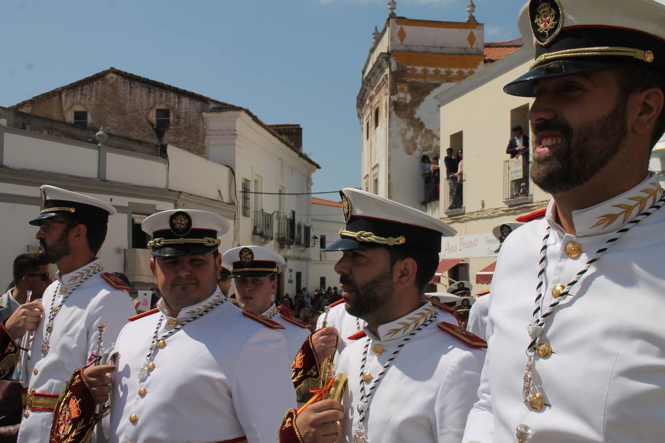 La luz y el gozo han puesto un gran broche a una Semana Santa, aciaga en sus momentos más intensos, a causa del mal tiempo que desde la noche del Miércoles y hasta el Viernes Santo trastocó en buena medida su desarrollo.Hoy el sol ha lucido en el cielo que como, cada Domingo de Resurrección, ha servido de Palio al hermoso Paso de la Virgen del Rosario, haciendo resplandecer, al tiempo, el momento culmen de esta celebración, el reencuentro en la Madre y el Hijo en la Fuente de los Santos, abarrotada de público. El momento ha sido emocionante, con los costaleros de la virgen y del Paso del Resucitado subiendo los brazos al cielo para representar el abrazo de ambas imágenes, ante la tradicional suelta de globos de ecolores y el estrépito de cornetas y tambores.La procesión ha seguido su curso hacia la Plaza de España, también muy concurrida, siendo en este escenario donde, miembros de Grupo Joven de la Cofradía del Coronado han regalado una petalada a la Virgen del Rosario. Ha sido un ofecimiento de la citada Cofradía que la noche del pasado Jueves no pudo obsequiar a su Virgen de la Amargura con esta lluvia de pétalos de rosas, a causa del mal tiempo.Así ha terminado la Semana Santa, incompleta para varias cofradías. La parte más amarga la han vivido la Cofradía del Señor Ecce-Homo que vió acortado su recorrido el Miércoles en una noche desapacible. También la Archicofradía del Santísimo Sacramento que apenas pudo asomarse a la calle y vió concentradas sus emociones en el templo patronal y la Cofradía del Señor Coronado de Espinas que también concentró el sentimieno y la devoción en la ermita de los Santos Mártires, viviendo momenos íntimos de gran emotividad. La Hermandad de la Esperanza Macarena brilló, sin embargo, en la Madrugá jerezana y la Cofradía de Nuestro Padre Jesús Nazareno derrochó fervor la tarde del Viernes en el interior de la iglesia visigoda de Santa María.