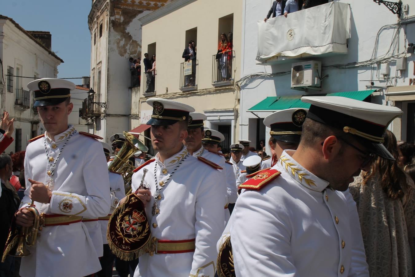 La luz y el gozo han puesto un gran broche a una Semana Santa, aciaga en sus momentos más intensos, a causa del mal tiempo que desde la noche del Miércoles y hasta el Viernes Santo trastocó en buena medida su desarrollo.Hoy el sol ha lucido en el cielo que como, cada Domingo de Resurrección, ha servido de Palio al hermoso Paso de la Virgen del Rosario, haciendo resplandecer, al tiempo, el momento culmen de esta celebración, el reencuentro en la Madre y el Hijo en la Fuente de los Santos, abarrotada de público. El momento ha sido emocionante, con los costaleros de la virgen y del Paso del Resucitado subiendo los brazos al cielo para representar el abrazo de ambas imágenes, ante la tradicional suelta de globos de ecolores y el estrépito de cornetas y tambores.La procesión ha seguido su curso hacia la Plaza de España, también muy concurrida, siendo en este escenario donde, miembros de Grupo Joven de la Cofradía del Coronado han regalado una petalada a la Virgen del Rosario. Ha sido un ofecimiento de la citada Cofradía que la noche del pasado Jueves no pudo obsequiar a su Virgen de la Amargura con esta lluvia de pétalos de rosas, a causa del mal tiempo.Así ha terminado la Semana Santa, incompleta para varias cofradías. La parte más amarga la han vivido la Cofradía del Señor Ecce-Homo que vió acortado su recorrido el Miércoles en una noche desapacible. También la Archicofradía del Santísimo Sacramento que apenas pudo asomarse a la calle y vió concentradas sus emociones en el templo patronal y la Cofradía del Señor Coronado de Espinas que también concentró el sentimieno y la devoción en la ermita de los Santos Mártires, viviendo momenos íntimos de gran emotividad. La Hermandad de la Esperanza Macarena brilló, sin embargo, en la Madrugá jerezana y la Cofradía de Nuestro Padre Jesús Nazareno derrochó fervor la tarde del Viernes en el interior de la iglesia visigoda de Santa María.
