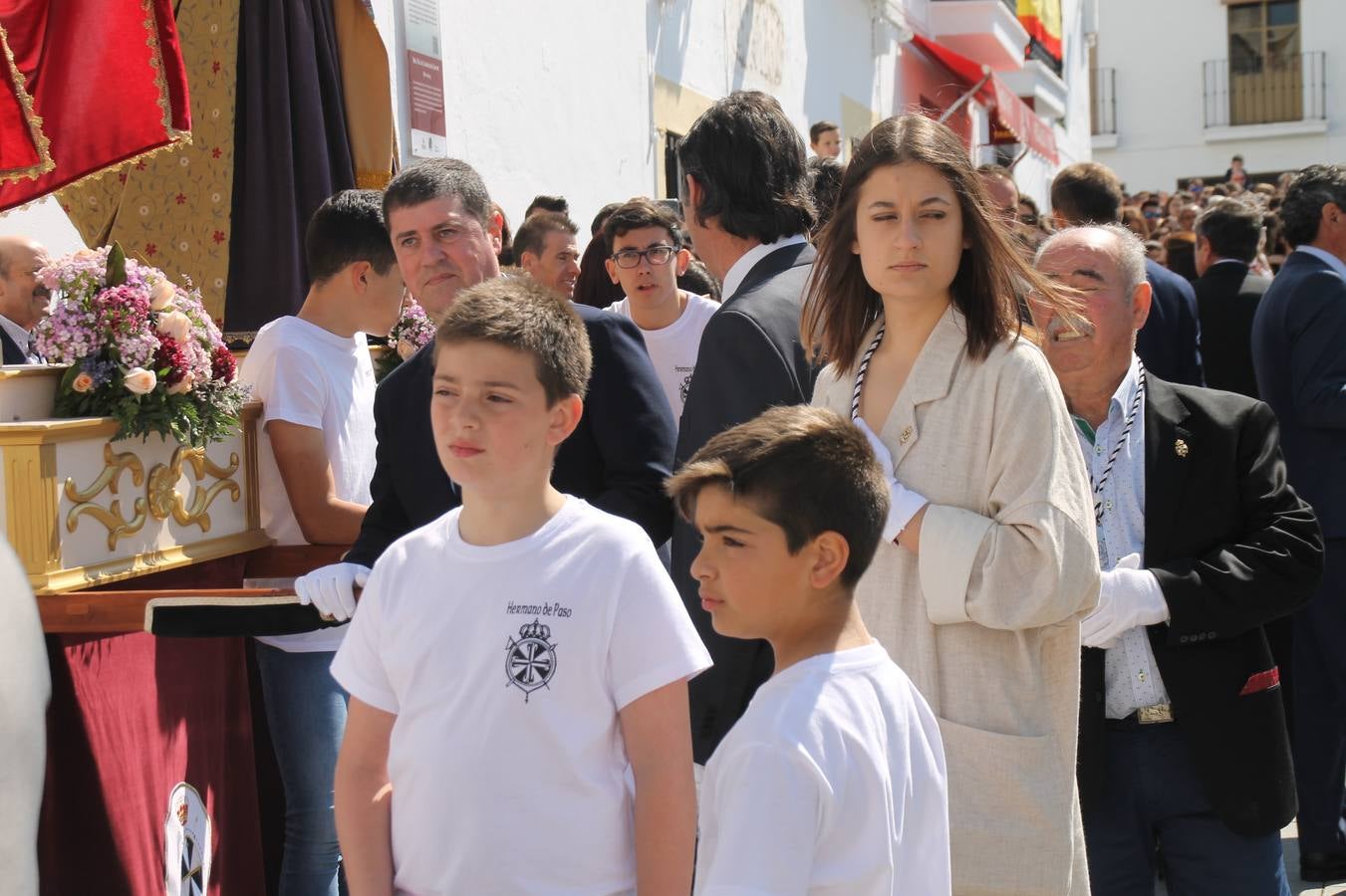 La luz y el gozo han puesto un gran broche a una Semana Santa, aciaga en sus momentos más intensos, a causa del mal tiempo que desde la noche del Miércoles y hasta el Viernes Santo trastocó en buena medida su desarrollo.Hoy el sol ha lucido en el cielo que como, cada Domingo de Resurrección, ha servido de Palio al hermoso Paso de la Virgen del Rosario, haciendo resplandecer, al tiempo, el momento culmen de esta celebración, el reencuentro en la Madre y el Hijo en la Fuente de los Santos, abarrotada de público. El momento ha sido emocionante, con los costaleros de la virgen y del Paso del Resucitado subiendo los brazos al cielo para representar el abrazo de ambas imágenes, ante la tradicional suelta de globos de ecolores y el estrépito de cornetas y tambores.La procesión ha seguido su curso hacia la Plaza de España, también muy concurrida, siendo en este escenario donde, miembros de Grupo Joven de la Cofradía del Coronado han regalado una petalada a la Virgen del Rosario. Ha sido un ofecimiento de la citada Cofradía que la noche del pasado Jueves no pudo obsequiar a su Virgen de la Amargura con esta lluvia de pétalos de rosas, a causa del mal tiempo.Así ha terminado la Semana Santa, incompleta para varias cofradías. La parte más amarga la han vivido la Cofradía del Señor Ecce-Homo que vió acortado su recorrido el Miércoles en una noche desapacible. También la Archicofradía del Santísimo Sacramento que apenas pudo asomarse a la calle y vió concentradas sus emociones en el templo patronal y la Cofradía del Señor Coronado de Espinas que también concentró el sentimieno y la devoción en la ermita de los Santos Mártires, viviendo momenos íntimos de gran emotividad. La Hermandad de la Esperanza Macarena brilló, sin embargo, en la Madrugá jerezana y la Cofradía de Nuestro Padre Jesús Nazareno derrochó fervor la tarde del Viernes en el interior de la iglesia visigoda de Santa María.
