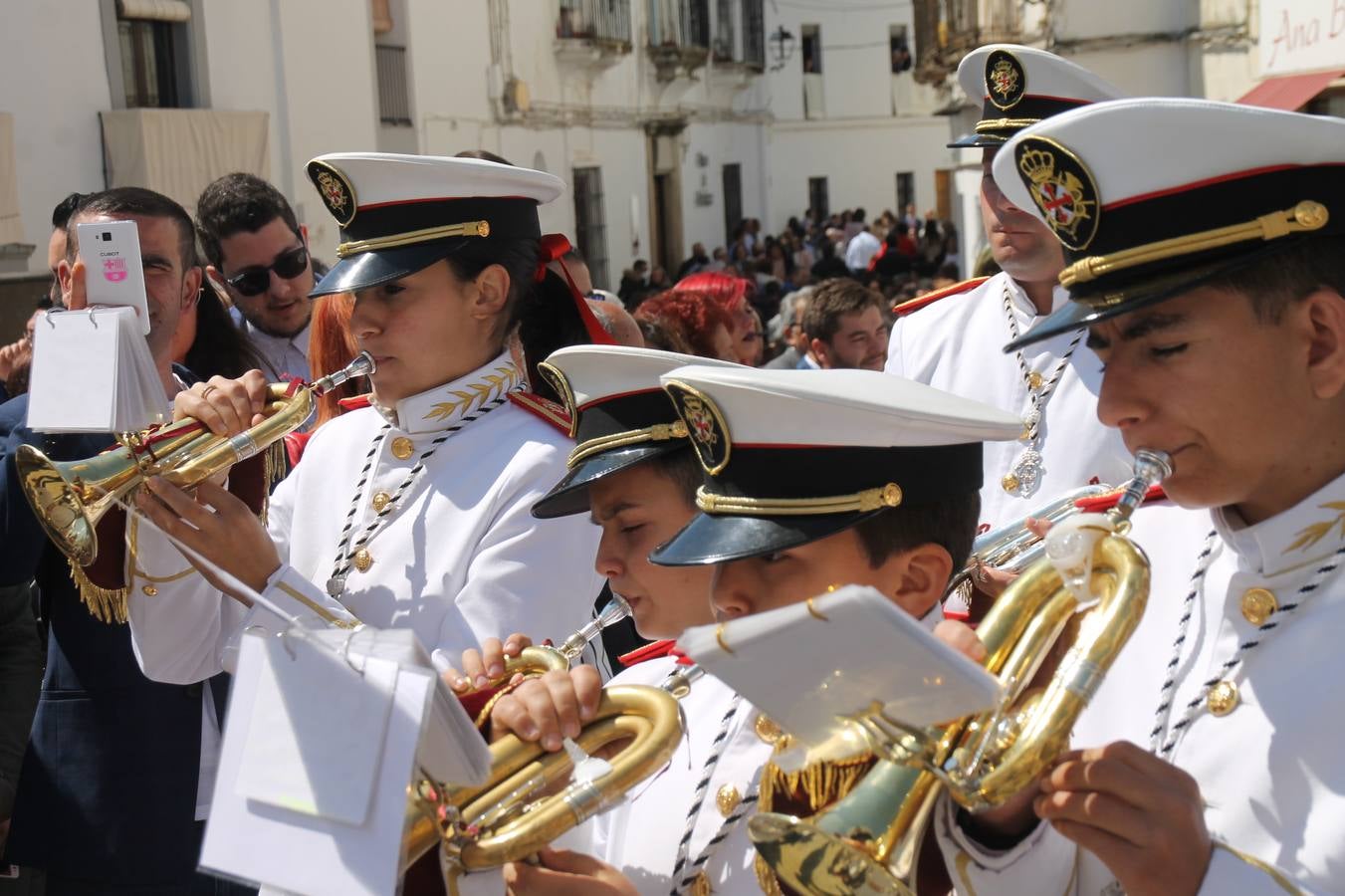 La luz y el gozo han puesto un gran broche a una Semana Santa, aciaga en sus momentos más intensos, a causa del mal tiempo que desde la noche del Miércoles y hasta el Viernes Santo trastocó en buena medida su desarrollo.Hoy el sol ha lucido en el cielo que como, cada Domingo de Resurrección, ha servido de Palio al hermoso Paso de la Virgen del Rosario, haciendo resplandecer, al tiempo, el momento culmen de esta celebración, el reencuentro en la Madre y el Hijo en la Fuente de los Santos, abarrotada de público. El momento ha sido emocionante, con los costaleros de la virgen y del Paso del Resucitado subiendo los brazos al cielo para representar el abrazo de ambas imágenes, ante la tradicional suelta de globos de ecolores y el estrépito de cornetas y tambores.La procesión ha seguido su curso hacia la Plaza de España, también muy concurrida, siendo en este escenario donde, miembros de Grupo Joven de la Cofradía del Coronado han regalado una petalada a la Virgen del Rosario. Ha sido un ofecimiento de la citada Cofradía que la noche del pasado Jueves no pudo obsequiar a su Virgen de la Amargura con esta lluvia de pétalos de rosas, a causa del mal tiempo.Así ha terminado la Semana Santa, incompleta para varias cofradías. La parte más amarga la han vivido la Cofradía del Señor Ecce-Homo que vió acortado su recorrido el Miércoles en una noche desapacible. También la Archicofradía del Santísimo Sacramento que apenas pudo asomarse a la calle y vió concentradas sus emociones en el templo patronal y la Cofradía del Señor Coronado de Espinas que también concentró el sentimieno y la devoción en la ermita de los Santos Mártires, viviendo momenos íntimos de gran emotividad. La Hermandad de la Esperanza Macarena brilló, sin embargo, en la Madrugá jerezana y la Cofradía de Nuestro Padre Jesús Nazareno derrochó fervor la tarde del Viernes en el interior de la iglesia visigoda de Santa María.