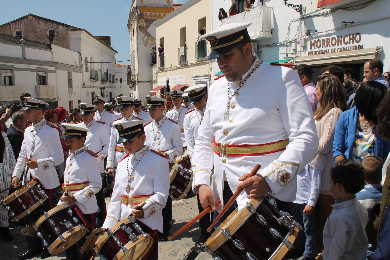 La luz y el gozo han puesto un gran broche a una Semana Santa, aciaga en sus momentos más intensos, a causa del mal tiempo que desde la noche del Miércoles y hasta el Viernes Santo trastocó en buena medida su desarrollo.Hoy el sol ha lucido en el cielo que como, cada Domingo de Resurrección, ha servido de Palio al hermoso Paso de la Virgen del Rosario, haciendo resplandecer, al tiempo, el momento culmen de esta celebración, el reencuentro en la Madre y el Hijo en la Fuente de los Santos, abarrotada de público. El momento ha sido emocionante, con los costaleros de la virgen y del Paso del Resucitado subiendo los brazos al cielo para representar el abrazo de ambas imágenes, ante la tradicional suelta de globos de ecolores y el estrépito de cornetas y tambores.La procesión ha seguido su curso hacia la Plaza de España, también muy concurrida, siendo en este escenario donde, miembros de Grupo Joven de la Cofradía del Coronado han regalado una petalada a la Virgen del Rosario. Ha sido un ofecimiento de la citada Cofradía que la noche del pasado Jueves no pudo obsequiar a su Virgen de la Amargura con esta lluvia de pétalos de rosas, a causa del mal tiempo.Así ha terminado la Semana Santa, incompleta para varias cofradías. La parte más amarga la han vivido la Cofradía del Señor Ecce-Homo que vió acortado su recorrido el Miércoles en una noche desapacible. También la Archicofradía del Santísimo Sacramento que apenas pudo asomarse a la calle y vió concentradas sus emociones en el templo patronal y la Cofradía del Señor Coronado de Espinas que también concentró el sentimieno y la devoción en la ermita de los Santos Mártires, viviendo momenos íntimos de gran emotividad. La Hermandad de la Esperanza Macarena brilló, sin embargo, en la Madrugá jerezana y la Cofradía de Nuestro Padre Jesús Nazareno derrochó fervor la tarde del Viernes en el interior de la iglesia visigoda de Santa María.