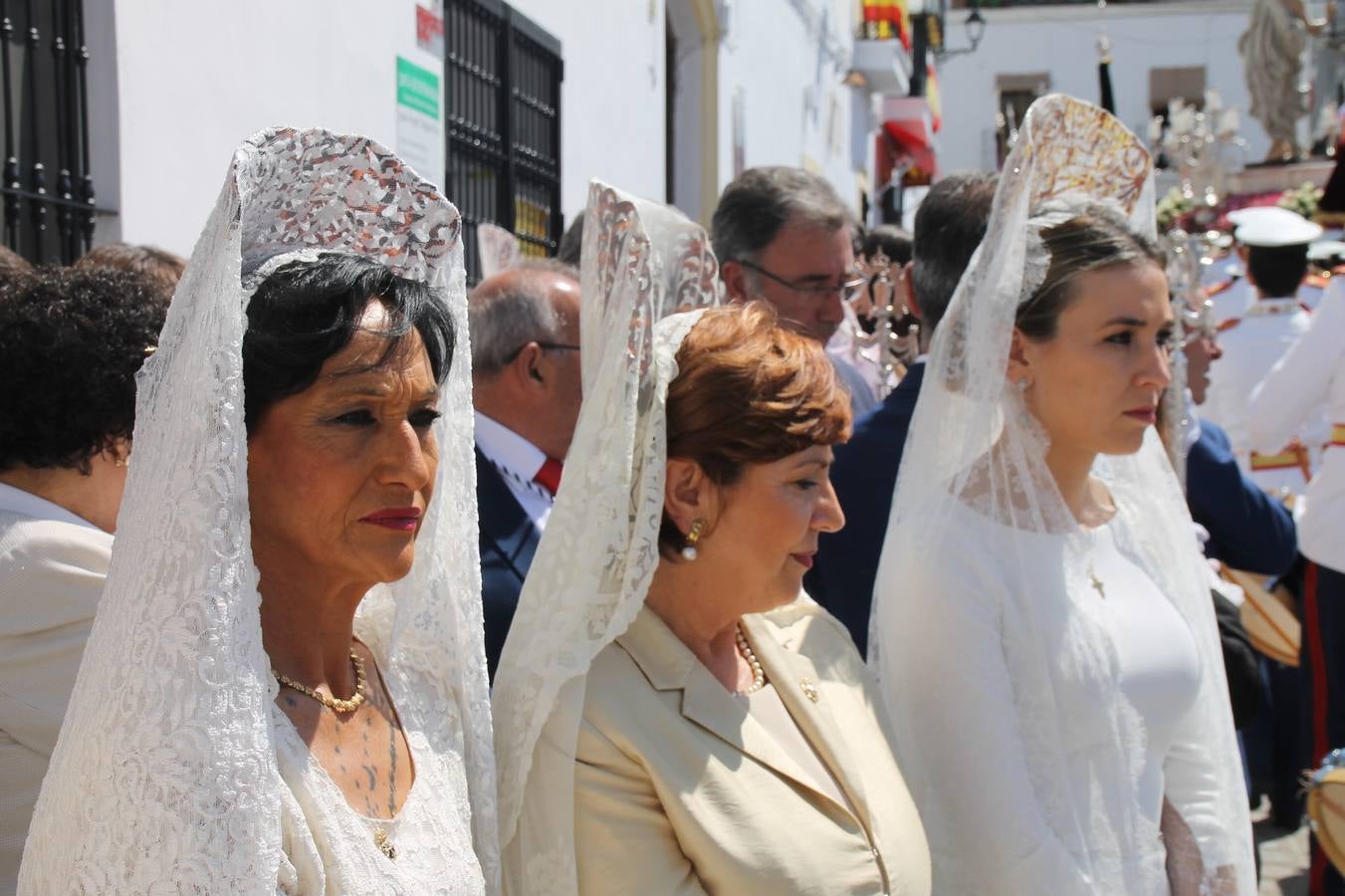La luz y el gozo han puesto un gran broche a una Semana Santa, aciaga en sus momentos más intensos, a causa del mal tiempo que desde la noche del Miércoles y hasta el Viernes Santo trastocó en buena medida su desarrollo.Hoy el sol ha lucido en el cielo que como, cada Domingo de Resurrección, ha servido de Palio al hermoso Paso de la Virgen del Rosario, haciendo resplandecer, al tiempo, el momento culmen de esta celebración, el reencuentro en la Madre y el Hijo en la Fuente de los Santos, abarrotada de público. El momento ha sido emocionante, con los costaleros de la virgen y del Paso del Resucitado subiendo los brazos al cielo para representar el abrazo de ambas imágenes, ante la tradicional suelta de globos de ecolores y el estrépito de cornetas y tambores.La procesión ha seguido su curso hacia la Plaza de España, también muy concurrida, siendo en este escenario donde, miembros de Grupo Joven de la Cofradía del Coronado han regalado una petalada a la Virgen del Rosario. Ha sido un ofecimiento de la citada Cofradía que la noche del pasado Jueves no pudo obsequiar a su Virgen de la Amargura con esta lluvia de pétalos de rosas, a causa del mal tiempo.Así ha terminado la Semana Santa, incompleta para varias cofradías. La parte más amarga la han vivido la Cofradía del Señor Ecce-Homo que vió acortado su recorrido el Miércoles en una noche desapacible. También la Archicofradía del Santísimo Sacramento que apenas pudo asomarse a la calle y vió concentradas sus emociones en el templo patronal y la Cofradía del Señor Coronado de Espinas que también concentró el sentimieno y la devoción en la ermita de los Santos Mártires, viviendo momenos íntimos de gran emotividad. La Hermandad de la Esperanza Macarena brilló, sin embargo, en la Madrugá jerezana y la Cofradía de Nuestro Padre Jesús Nazareno derrochó fervor la tarde del Viernes en el interior de la iglesia visigoda de Santa María.