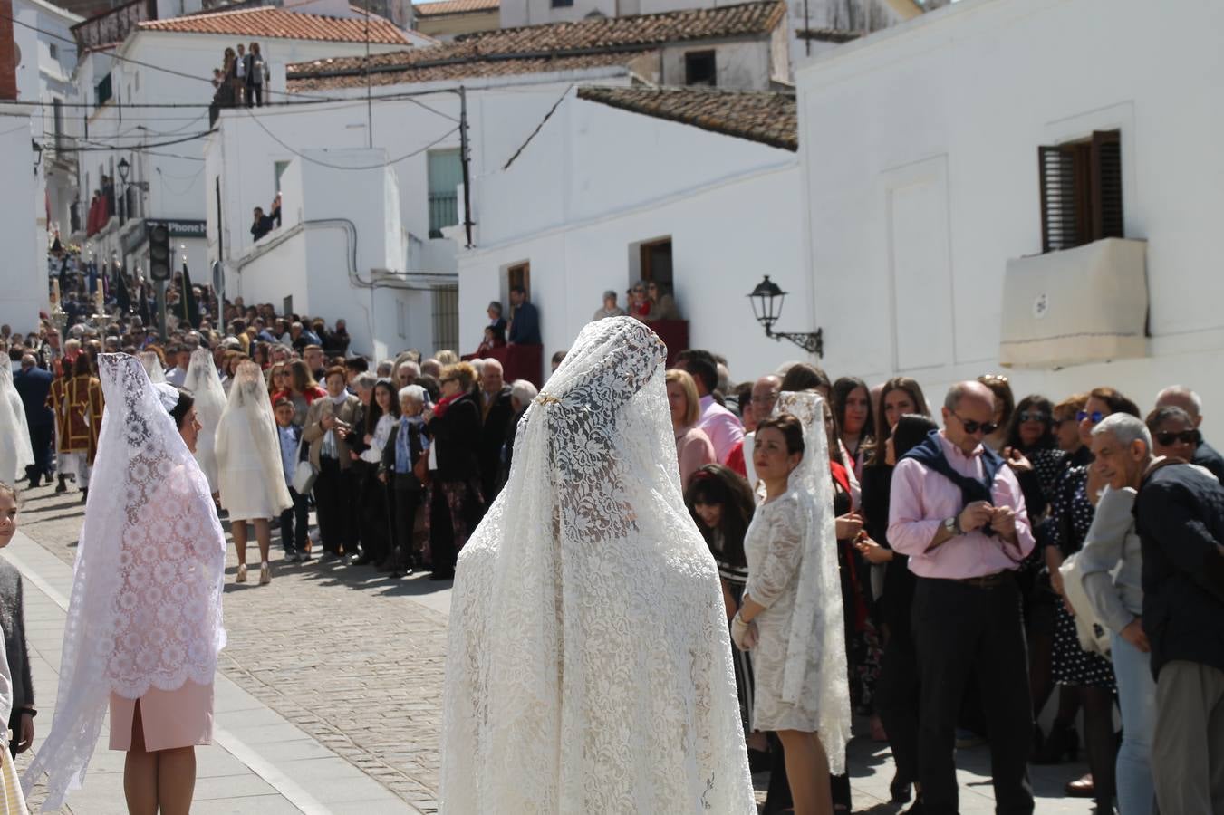 La luz y el gozo han puesto un gran broche a una Semana Santa, aciaga en sus momentos más intensos, a causa del mal tiempo que desde la noche del Miércoles y hasta el Viernes Santo trastocó en buena medida su desarrollo.Hoy el sol ha lucido en el cielo que como, cada Domingo de Resurrección, ha servido de Palio al hermoso Paso de la Virgen del Rosario, haciendo resplandecer, al tiempo, el momento culmen de esta celebración, el reencuentro en la Madre y el Hijo en la Fuente de los Santos, abarrotada de público. El momento ha sido emocionante, con los costaleros de la virgen y del Paso del Resucitado subiendo los brazos al cielo para representar el abrazo de ambas imágenes, ante la tradicional suelta de globos de ecolores y el estrépito de cornetas y tambores.La procesión ha seguido su curso hacia la Plaza de España, también muy concurrida, siendo en este escenario donde, miembros de Grupo Joven de la Cofradía del Coronado han regalado una petalada a la Virgen del Rosario. Ha sido un ofecimiento de la citada Cofradía que la noche del pasado Jueves no pudo obsequiar a su Virgen de la Amargura con esta lluvia de pétalos de rosas, a causa del mal tiempo.Así ha terminado la Semana Santa, incompleta para varias cofradías. La parte más amarga la han vivido la Cofradía del Señor Ecce-Homo que vió acortado su recorrido el Miércoles en una noche desapacible. También la Archicofradía del Santísimo Sacramento que apenas pudo asomarse a la calle y vió concentradas sus emociones en el templo patronal y la Cofradía del Señor Coronado de Espinas que también concentró el sentimieno y la devoción en la ermita de los Santos Mártires, viviendo momenos íntimos de gran emotividad. La Hermandad de la Esperanza Macarena brilló, sin embargo, en la Madrugá jerezana y la Cofradía de Nuestro Padre Jesús Nazareno derrochó fervor la tarde del Viernes en el interior de la iglesia visigoda de Santa María.