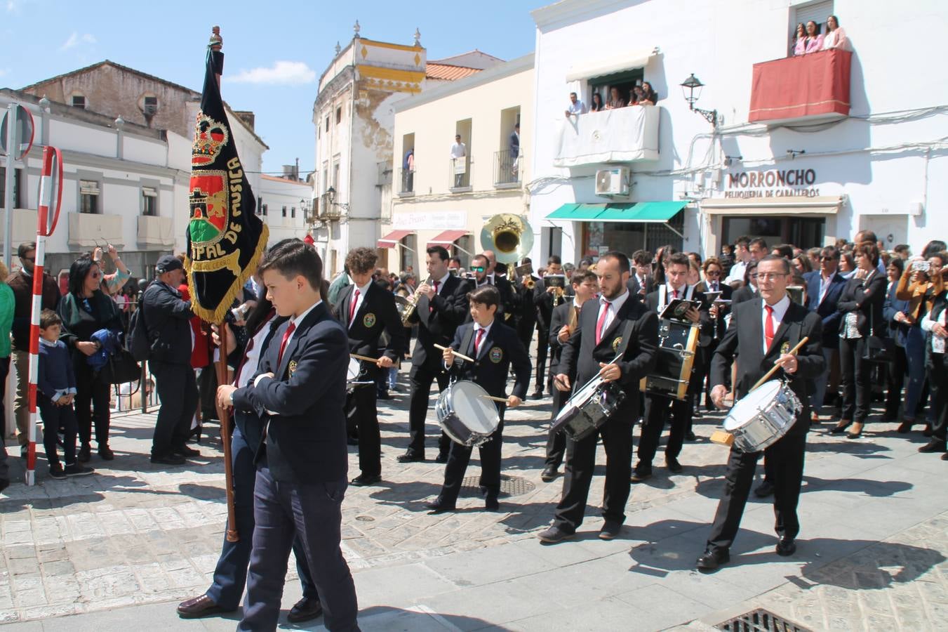 La luz y el gozo han puesto un gran broche a una Semana Santa, aciaga en sus momentos más intensos, a causa del mal tiempo que desde la noche del Miércoles y hasta el Viernes Santo trastocó en buena medida su desarrollo.Hoy el sol ha lucido en el cielo que como, cada Domingo de Resurrección, ha servido de Palio al hermoso Paso de la Virgen del Rosario, haciendo resplandecer, al tiempo, el momento culmen de esta celebración, el reencuentro en la Madre y el Hijo en la Fuente de los Santos, abarrotada de público. El momento ha sido emocionante, con los costaleros de la virgen y del Paso del Resucitado subiendo los brazos al cielo para representar el abrazo de ambas imágenes, ante la tradicional suelta de globos de ecolores y el estrépito de cornetas y tambores.La procesión ha seguido su curso hacia la Plaza de España, también muy concurrida, siendo en este escenario donde, miembros de Grupo Joven de la Cofradía del Coronado han regalado una petalada a la Virgen del Rosario. Ha sido un ofecimiento de la citada Cofradía que la noche del pasado Jueves no pudo obsequiar a su Virgen de la Amargura con esta lluvia de pétalos de rosas, a causa del mal tiempo.Así ha terminado la Semana Santa, incompleta para varias cofradías. La parte más amarga la han vivido la Cofradía del Señor Ecce-Homo que vió acortado su recorrido el Miércoles en una noche desapacible. También la Archicofradía del Santísimo Sacramento que apenas pudo asomarse a la calle y vió concentradas sus emociones en el templo patronal y la Cofradía del Señor Coronado de Espinas que también concentró el sentimieno y la devoción en la ermita de los Santos Mártires, viviendo momenos íntimos de gran emotividad. La Hermandad de la Esperanza Macarena brilló, sin embargo, en la Madrugá jerezana y la Cofradía de Nuestro Padre Jesús Nazareno derrochó fervor la tarde del Viernes en el interior de la iglesia visigoda de Santa María.