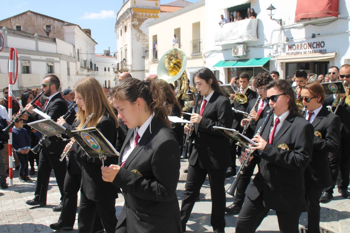 La luz y el gozo han puesto un gran broche a una Semana Santa, aciaga en sus momentos más intensos, a causa del mal tiempo que desde la noche del Miércoles y hasta el Viernes Santo trastocó en buena medida su desarrollo.Hoy el sol ha lucido en el cielo que como, cada Domingo de Resurrección, ha servido de Palio al hermoso Paso de la Virgen del Rosario, haciendo resplandecer, al tiempo, el momento culmen de esta celebración, el reencuentro en la Madre y el Hijo en la Fuente de los Santos, abarrotada de público. El momento ha sido emocionante, con los costaleros de la virgen y del Paso del Resucitado subiendo los brazos al cielo para representar el abrazo de ambas imágenes, ante la tradicional suelta de globos de ecolores y el estrépito de cornetas y tambores.La procesión ha seguido su curso hacia la Plaza de España, también muy concurrida, siendo en este escenario donde, miembros de Grupo Joven de la Cofradía del Coronado han regalado una petalada a la Virgen del Rosario. Ha sido un ofecimiento de la citada Cofradía que la noche del pasado Jueves no pudo obsequiar a su Virgen de la Amargura con esta lluvia de pétalos de rosas, a causa del mal tiempo.Así ha terminado la Semana Santa, incompleta para varias cofradías. La parte más amarga la han vivido la Cofradía del Señor Ecce-Homo que vió acortado su recorrido el Miércoles en una noche desapacible. También la Archicofradía del Santísimo Sacramento que apenas pudo asomarse a la calle y vió concentradas sus emociones en el templo patronal y la Cofradía del Señor Coronado de Espinas que también concentró el sentimieno y la devoción en la ermita de los Santos Mártires, viviendo momenos íntimos de gran emotividad. La Hermandad de la Esperanza Macarena brilló, sin embargo, en la Madrugá jerezana y la Cofradía de Nuestro Padre Jesús Nazareno derrochó fervor la tarde del Viernes en el interior de la iglesia visigoda de Santa María.