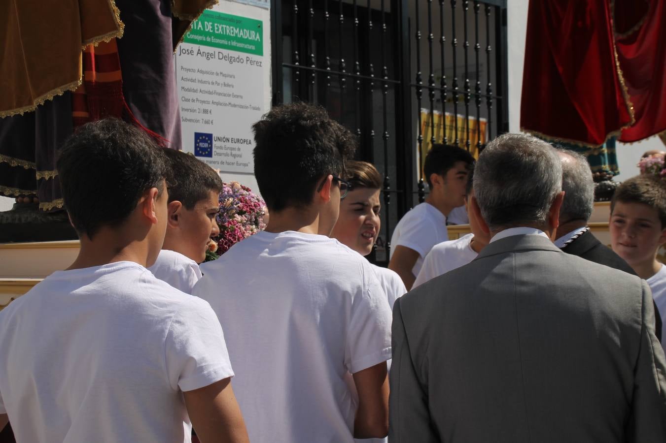 La luz y el gozo han puesto un gran broche a una Semana Santa, aciaga en sus momentos más intensos, a causa del mal tiempo que desde la noche del Miércoles y hasta el Viernes Santo trastocó en buena medida su desarrollo.Hoy el sol ha lucido en el cielo que como, cada Domingo de Resurrección, ha servido de Palio al hermoso Paso de la Virgen del Rosario, haciendo resplandecer, al tiempo, el momento culmen de esta celebración, el reencuentro en la Madre y el Hijo en la Fuente de los Santos, abarrotada de público. El momento ha sido emocionante, con los costaleros de la virgen y del Paso del Resucitado subiendo los brazos al cielo para representar el abrazo de ambas imágenes, ante la tradicional suelta de globos de ecolores y el estrépito de cornetas y tambores.La procesión ha seguido su curso hacia la Plaza de España, también muy concurrida, siendo en este escenario donde, miembros de Grupo Joven de la Cofradía del Coronado han regalado una petalada a la Virgen del Rosario. Ha sido un ofecimiento de la citada Cofradía que la noche del pasado Jueves no pudo obsequiar a su Virgen de la Amargura con esta lluvia de pétalos de rosas, a causa del mal tiempo.Así ha terminado la Semana Santa, incompleta para varias cofradías. La parte más amarga la han vivido la Cofradía del Señor Ecce-Homo que vió acortado su recorrido el Miércoles en una noche desapacible. También la Archicofradía del Santísimo Sacramento que apenas pudo asomarse a la calle y vió concentradas sus emociones en el templo patronal y la Cofradía del Señor Coronado de Espinas que también concentró el sentimieno y la devoción en la ermita de los Santos Mártires, viviendo momenos íntimos de gran emotividad. La Hermandad de la Esperanza Macarena brilló, sin embargo, en la Madrugá jerezana y la Cofradía de Nuestro Padre Jesús Nazareno derrochó fervor la tarde del Viernes en el interior de la iglesia visigoda de Santa María.