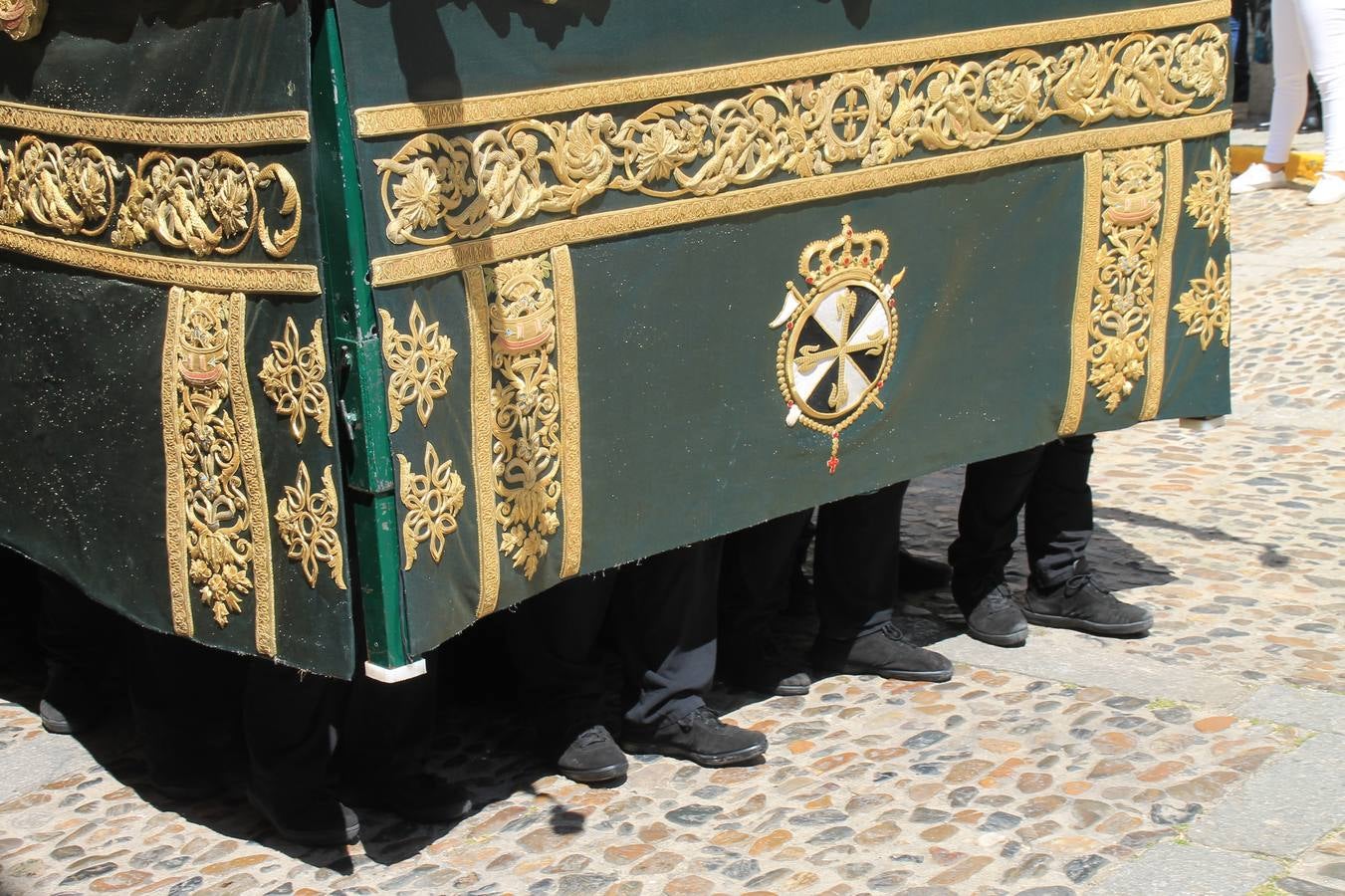 La luz y el gozo han puesto un gran broche a una Semana Santa, aciaga en sus momentos más intensos, a causa del mal tiempo que desde la noche del Miércoles y hasta el Viernes Santo trastocó en buena medida su desarrollo.Hoy el sol ha lucido en el cielo que como, cada Domingo de Resurrección, ha servido de Palio al hermoso Paso de la Virgen del Rosario, haciendo resplandecer, al tiempo, el momento culmen de esta celebración, el reencuentro en la Madre y el Hijo en la Fuente de los Santos, abarrotada de público. El momento ha sido emocionante, con los costaleros de la virgen y del Paso del Resucitado subiendo los brazos al cielo para representar el abrazo de ambas imágenes, ante la tradicional suelta de globos de ecolores y el estrépito de cornetas y tambores.La procesión ha seguido su curso hacia la Plaza de España, también muy concurrida, siendo en este escenario donde, miembros de Grupo Joven de la Cofradía del Coronado han regalado una petalada a la Virgen del Rosario. Ha sido un ofecimiento de la citada Cofradía que la noche del pasado Jueves no pudo obsequiar a su Virgen de la Amargura con esta lluvia de pétalos de rosas, a causa del mal tiempo.Así ha terminado la Semana Santa, incompleta para varias cofradías. La parte más amarga la han vivido la Cofradía del Señor Ecce-Homo que vió acortado su recorrido el Miércoles en una noche desapacible. También la Archicofradía del Santísimo Sacramento que apenas pudo asomarse a la calle y vió concentradas sus emociones en el templo patronal y la Cofradía del Señor Coronado de Espinas que también concentró el sentimieno y la devoción en la ermita de los Santos Mártires, viviendo momenos íntimos de gran emotividad. La Hermandad de la Esperanza Macarena brilló, sin embargo, en la Madrugá jerezana y la Cofradía de Nuestro Padre Jesús Nazareno derrochó fervor la tarde del Viernes en el interior de la iglesia visigoda de Santa María.