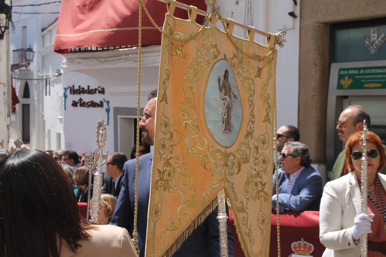 La luz y el gozo han puesto un gran broche a una Semana Santa, aciaga en sus momentos más intensos, a causa del mal tiempo que desde la noche del Miércoles y hasta el Viernes Santo trastocó en buena medida su desarrollo.Hoy el sol ha lucido en el cielo que como, cada Domingo de Resurrección, ha servido de Palio al hermoso Paso de la Virgen del Rosario, haciendo resplandecer, al tiempo, el momento culmen de esta celebración, el reencuentro en la Madre y el Hijo en la Fuente de los Santos, abarrotada de público. El momento ha sido emocionante, con los costaleros de la virgen y del Paso del Resucitado subiendo los brazos al cielo para representar el abrazo de ambas imágenes, ante la tradicional suelta de globos de ecolores y el estrépito de cornetas y tambores.La procesión ha seguido su curso hacia la Plaza de España, también muy concurrida, siendo en este escenario donde, miembros de Grupo Joven de la Cofradía del Coronado han regalado una petalada a la Virgen del Rosario. Ha sido un ofecimiento de la citada Cofradía que la noche del pasado Jueves no pudo obsequiar a su Virgen de la Amargura con esta lluvia de pétalos de rosas, a causa del mal tiempo.Así ha terminado la Semana Santa, incompleta para varias cofradías. La parte más amarga la han vivido la Cofradía del Señor Ecce-Homo que vió acortado su recorrido el Miércoles en una noche desapacible. También la Archicofradía del Santísimo Sacramento que apenas pudo asomarse a la calle y vió concentradas sus emociones en el templo patronal y la Cofradía del Señor Coronado de Espinas que también concentró el sentimieno y la devoción en la ermita de los Santos Mártires, viviendo momenos íntimos de gran emotividad. La Hermandad de la Esperanza Macarena brilló, sin embargo, en la Madrugá jerezana y la Cofradía de Nuestro Padre Jesús Nazareno derrochó fervor la tarde del Viernes en el interior de la iglesia visigoda de Santa María.