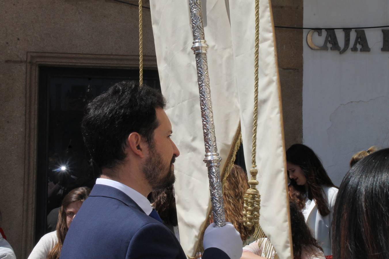 La luz y el gozo han puesto un gran broche a una Semana Santa, aciaga en sus momentos más intensos, a causa del mal tiempo que desde la noche del Miércoles y hasta el Viernes Santo trastocó en buena medida su desarrollo.Hoy el sol ha lucido en el cielo que como, cada Domingo de Resurrección, ha servido de Palio al hermoso Paso de la Virgen del Rosario, haciendo resplandecer, al tiempo, el momento culmen de esta celebración, el reencuentro en la Madre y el Hijo en la Fuente de los Santos, abarrotada de público. El momento ha sido emocionante, con los costaleros de la virgen y del Paso del Resucitado subiendo los brazos al cielo para representar el abrazo de ambas imágenes, ante la tradicional suelta de globos de ecolores y el estrépito de cornetas y tambores.La procesión ha seguido su curso hacia la Plaza de España, también muy concurrida, siendo en este escenario donde, miembros de Grupo Joven de la Cofradía del Coronado han regalado una petalada a la Virgen del Rosario. Ha sido un ofecimiento de la citada Cofradía que la noche del pasado Jueves no pudo obsequiar a su Virgen de la Amargura con esta lluvia de pétalos de rosas, a causa del mal tiempo.Así ha terminado la Semana Santa, incompleta para varias cofradías. La parte más amarga la han vivido la Cofradía del Señor Ecce-Homo que vió acortado su recorrido el Miércoles en una noche desapacible. También la Archicofradía del Santísimo Sacramento que apenas pudo asomarse a la calle y vió concentradas sus emociones en el templo patronal y la Cofradía del Señor Coronado de Espinas que también concentró el sentimieno y la devoción en la ermita de los Santos Mártires, viviendo momenos íntimos de gran emotividad. La Hermandad de la Esperanza Macarena brilló, sin embargo, en la Madrugá jerezana y la Cofradía de Nuestro Padre Jesús Nazareno derrochó fervor la tarde del Viernes en el interior de la iglesia visigoda de Santa María.