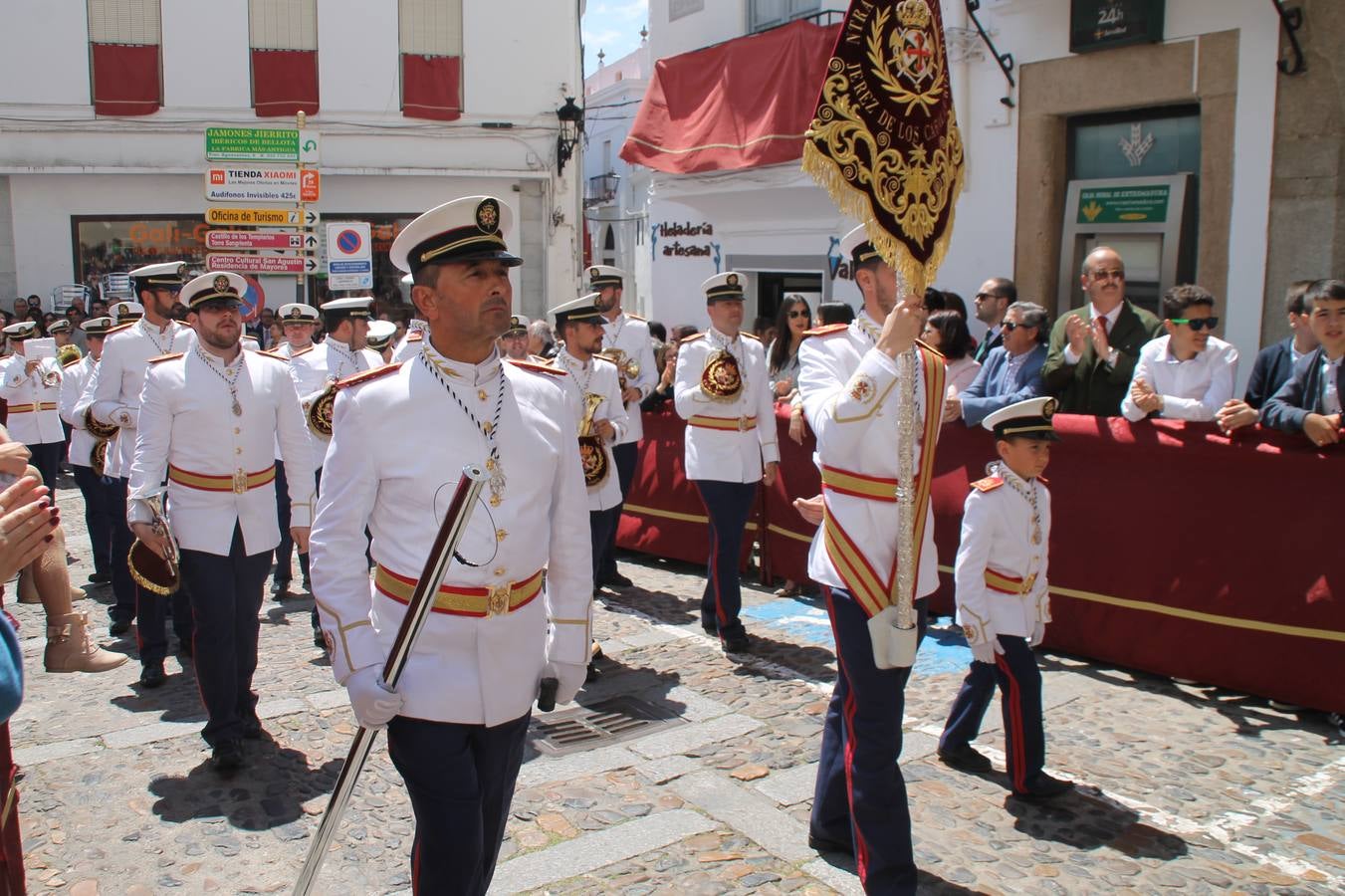La luz y el gozo han puesto un gran broche a una Semana Santa, aciaga en sus momentos más intensos, a causa del mal tiempo que desde la noche del Miércoles y hasta el Viernes Santo trastocó en buena medida su desarrollo.Hoy el sol ha lucido en el cielo que como, cada Domingo de Resurrección, ha servido de Palio al hermoso Paso de la Virgen del Rosario, haciendo resplandecer, al tiempo, el momento culmen de esta celebración, el reencuentro en la Madre y el Hijo en la Fuente de los Santos, abarrotada de público. El momento ha sido emocionante, con los costaleros de la virgen y del Paso del Resucitado subiendo los brazos al cielo para representar el abrazo de ambas imágenes, ante la tradicional suelta de globos de ecolores y el estrépito de cornetas y tambores.La procesión ha seguido su curso hacia la Plaza de España, también muy concurrida, siendo en este escenario donde, miembros de Grupo Joven de la Cofradía del Coronado han regalado una petalada a la Virgen del Rosario. Ha sido un ofecimiento de la citada Cofradía que la noche del pasado Jueves no pudo obsequiar a su Virgen de la Amargura con esta lluvia de pétalos de rosas, a causa del mal tiempo.Así ha terminado la Semana Santa, incompleta para varias cofradías. La parte más amarga la han vivido la Cofradía del Señor Ecce-Homo que vió acortado su recorrido el Miércoles en una noche desapacible. También la Archicofradía del Santísimo Sacramento que apenas pudo asomarse a la calle y vió concentradas sus emociones en el templo patronal y la Cofradía del Señor Coronado de Espinas que también concentró el sentimieno y la devoción en la ermita de los Santos Mártires, viviendo momenos íntimos de gran emotividad. La Hermandad de la Esperanza Macarena brilló, sin embargo, en la Madrugá jerezana y la Cofradía de Nuestro Padre Jesús Nazareno derrochó fervor la tarde del Viernes en el interior de la iglesia visigoda de Santa María.