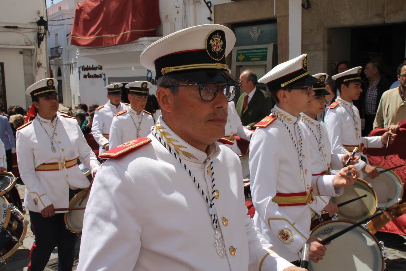 La luz y el gozo han puesto un gran broche a una Semana Santa, aciaga en sus momentos más intensos, a causa del mal tiempo que desde la noche del Miércoles y hasta el Viernes Santo trastocó en buena medida su desarrollo.Hoy el sol ha lucido en el cielo que como, cada Domingo de Resurrección, ha servido de Palio al hermoso Paso de la Virgen del Rosario, haciendo resplandecer, al tiempo, el momento culmen de esta celebración, el reencuentro en la Madre y el Hijo en la Fuente de los Santos, abarrotada de público. El momento ha sido emocionante, con los costaleros de la virgen y del Paso del Resucitado subiendo los brazos al cielo para representar el abrazo de ambas imágenes, ante la tradicional suelta de globos de ecolores y el estrépito de cornetas y tambores.La procesión ha seguido su curso hacia la Plaza de España, también muy concurrida, siendo en este escenario donde, miembros de Grupo Joven de la Cofradía del Coronado han regalado una petalada a la Virgen del Rosario. Ha sido un ofecimiento de la citada Cofradía que la noche del pasado Jueves no pudo obsequiar a su Virgen de la Amargura con esta lluvia de pétalos de rosas, a causa del mal tiempo.Así ha terminado la Semana Santa, incompleta para varias cofradías. La parte más amarga la han vivido la Cofradía del Señor Ecce-Homo que vió acortado su recorrido el Miércoles en una noche desapacible. También la Archicofradía del Santísimo Sacramento que apenas pudo asomarse a la calle y vió concentradas sus emociones en el templo patronal y la Cofradía del Señor Coronado de Espinas que también concentró el sentimieno y la devoción en la ermita de los Santos Mártires, viviendo momenos íntimos de gran emotividad. La Hermandad de la Esperanza Macarena brilló, sin embargo, en la Madrugá jerezana y la Cofradía de Nuestro Padre Jesús Nazareno derrochó fervor la tarde del Viernes en el interior de la iglesia visigoda de Santa María.