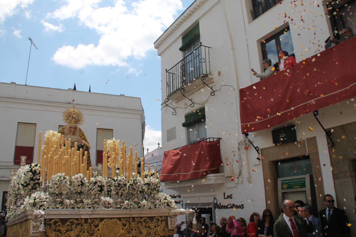 La luz y el gozo han puesto un gran broche a una Semana Santa, aciaga en sus momentos más intensos, a causa del mal tiempo que desde la noche del Miércoles y hasta el Viernes Santo trastocó en buena medida su desarrollo.Hoy el sol ha lucido en el cielo que como, cada Domingo de Resurrección, ha servido de Palio al hermoso Paso de la Virgen del Rosario, haciendo resplandecer, al tiempo, el momento culmen de esta celebración, el reencuentro en la Madre y el Hijo en la Fuente de los Santos, abarrotada de público. El momento ha sido emocionante, con los costaleros de la virgen y del Paso del Resucitado subiendo los brazos al cielo para representar el abrazo de ambas imágenes, ante la tradicional suelta de globos de ecolores y el estrépito de cornetas y tambores.La procesión ha seguido su curso hacia la Plaza de España, también muy concurrida, siendo en este escenario donde, miembros de Grupo Joven de la Cofradía del Coronado han regalado una petalada a la Virgen del Rosario. Ha sido un ofecimiento de la citada Cofradía que la noche del pasado Jueves no pudo obsequiar a su Virgen de la Amargura con esta lluvia de pétalos de rosas, a causa del mal tiempo.Así ha terminado la Semana Santa, incompleta para varias cofradías. La parte más amarga la han vivido la Cofradía del Señor Ecce-Homo que vió acortado su recorrido el Miércoles en una noche desapacible. También la Archicofradía del Santísimo Sacramento que apenas pudo asomarse a la calle y vió concentradas sus emociones en el templo patronal y la Cofradía del Señor Coronado de Espinas que también concentró el sentimieno y la devoción en la ermita de los Santos Mártires, viviendo momenos íntimos de gran emotividad. La Hermandad de la Esperanza Macarena brilló, sin embargo, en la Madrugá jerezana y la Cofradía de Nuestro Padre Jesús Nazareno derrochó fervor la tarde del Viernes en el interior de la iglesia visigoda de Santa María.