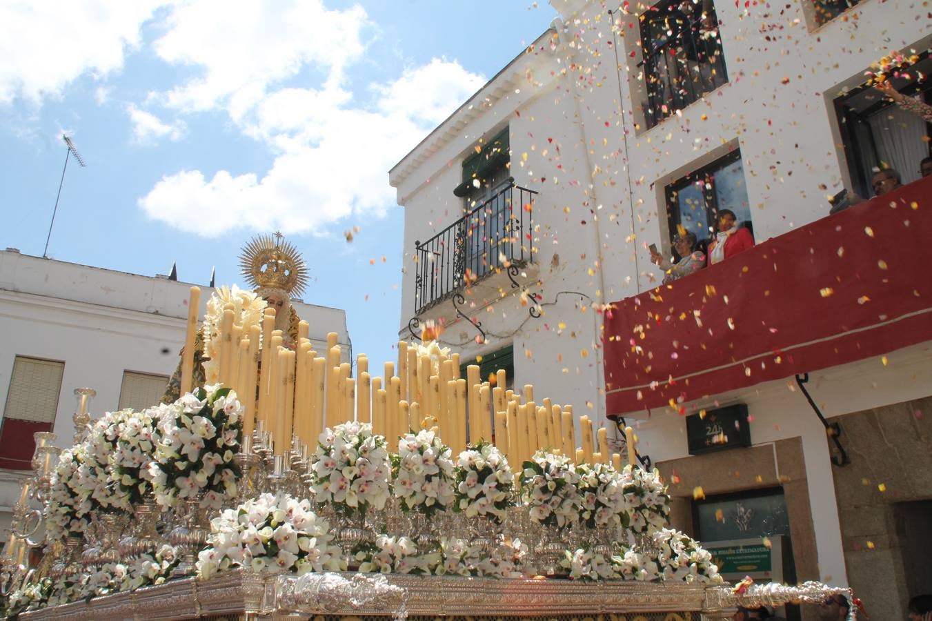 La luz y el gozo han puesto un gran broche a una Semana Santa, aciaga en sus momentos más intensos, a causa del mal tiempo que desde la noche del Miércoles y hasta el Viernes Santo trastocó en buena medida su desarrollo.Hoy el sol ha lucido en el cielo que como, cada Domingo de Resurrección, ha servido de Palio al hermoso Paso de la Virgen del Rosario, haciendo resplandecer, al tiempo, el momento culmen de esta celebración, el reencuentro en la Madre y el Hijo en la Fuente de los Santos, abarrotada de público. El momento ha sido emocionante, con los costaleros de la virgen y del Paso del Resucitado subiendo los brazos al cielo para representar el abrazo de ambas imágenes, ante la tradicional suelta de globos de ecolores y el estrépito de cornetas y tambores.La procesión ha seguido su curso hacia la Plaza de España, también muy concurrida, siendo en este escenario donde, miembros de Grupo Joven de la Cofradía del Coronado han regalado una petalada a la Virgen del Rosario. Ha sido un ofecimiento de la citada Cofradía que la noche del pasado Jueves no pudo obsequiar a su Virgen de la Amargura con esta lluvia de pétalos de rosas, a causa del mal tiempo.Así ha terminado la Semana Santa, incompleta para varias cofradías. La parte más amarga la han vivido la Cofradía del Señor Ecce-Homo que vió acortado su recorrido el Miércoles en una noche desapacible. También la Archicofradía del Santísimo Sacramento que apenas pudo asomarse a la calle y vió concentradas sus emociones en el templo patronal y la Cofradía del Señor Coronado de Espinas que también concentró el sentimieno y la devoción en la ermita de los Santos Mártires, viviendo momenos íntimos de gran emotividad. La Hermandad de la Esperanza Macarena brilló, sin embargo, en la Madrugá jerezana y la Cofradía de Nuestro Padre Jesús Nazareno derrochó fervor la tarde del Viernes en el interior de la iglesia visigoda de Santa María.