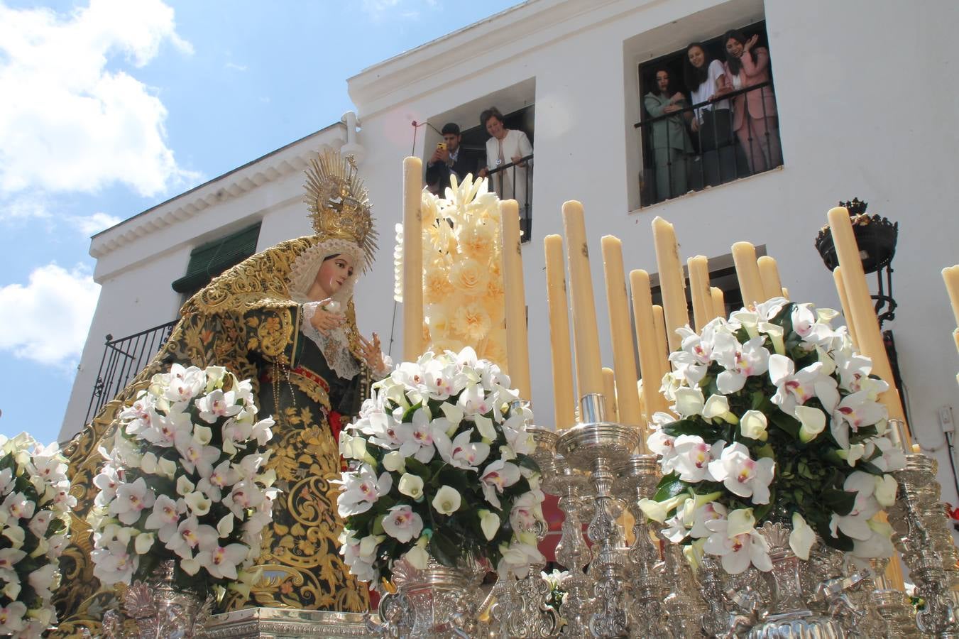 La luz y el gozo han puesto un gran broche a una Semana Santa, aciaga en sus momentos más intensos, a causa del mal tiempo que desde la noche del Miércoles y hasta el Viernes Santo trastocó en buena medida su desarrollo.Hoy el sol ha lucido en el cielo que como, cada Domingo de Resurrección, ha servido de Palio al hermoso Paso de la Virgen del Rosario, haciendo resplandecer, al tiempo, el momento culmen de esta celebración, el reencuentro en la Madre y el Hijo en la Fuente de los Santos, abarrotada de público. El momento ha sido emocionante, con los costaleros de la virgen y del Paso del Resucitado subiendo los brazos al cielo para representar el abrazo de ambas imágenes, ante la tradicional suelta de globos de ecolores y el estrépito de cornetas y tambores.La procesión ha seguido su curso hacia la Plaza de España, también muy concurrida, siendo en este escenario donde, miembros de Grupo Joven de la Cofradía del Coronado han regalado una petalada a la Virgen del Rosario. Ha sido un ofecimiento de la citada Cofradía que la noche del pasado Jueves no pudo obsequiar a su Virgen de la Amargura con esta lluvia de pétalos de rosas, a causa del mal tiempo.Así ha terminado la Semana Santa, incompleta para varias cofradías. La parte más amarga la han vivido la Cofradía del Señor Ecce-Homo que vió acortado su recorrido el Miércoles en una noche desapacible. También la Archicofradía del Santísimo Sacramento que apenas pudo asomarse a la calle y vió concentradas sus emociones en el templo patronal y la Cofradía del Señor Coronado de Espinas que también concentró el sentimieno y la devoción en la ermita de los Santos Mártires, viviendo momenos íntimos de gran emotividad. La Hermandad de la Esperanza Macarena brilló, sin embargo, en la Madrugá jerezana y la Cofradía de Nuestro Padre Jesús Nazareno derrochó fervor la tarde del Viernes en el interior de la iglesia visigoda de Santa María.