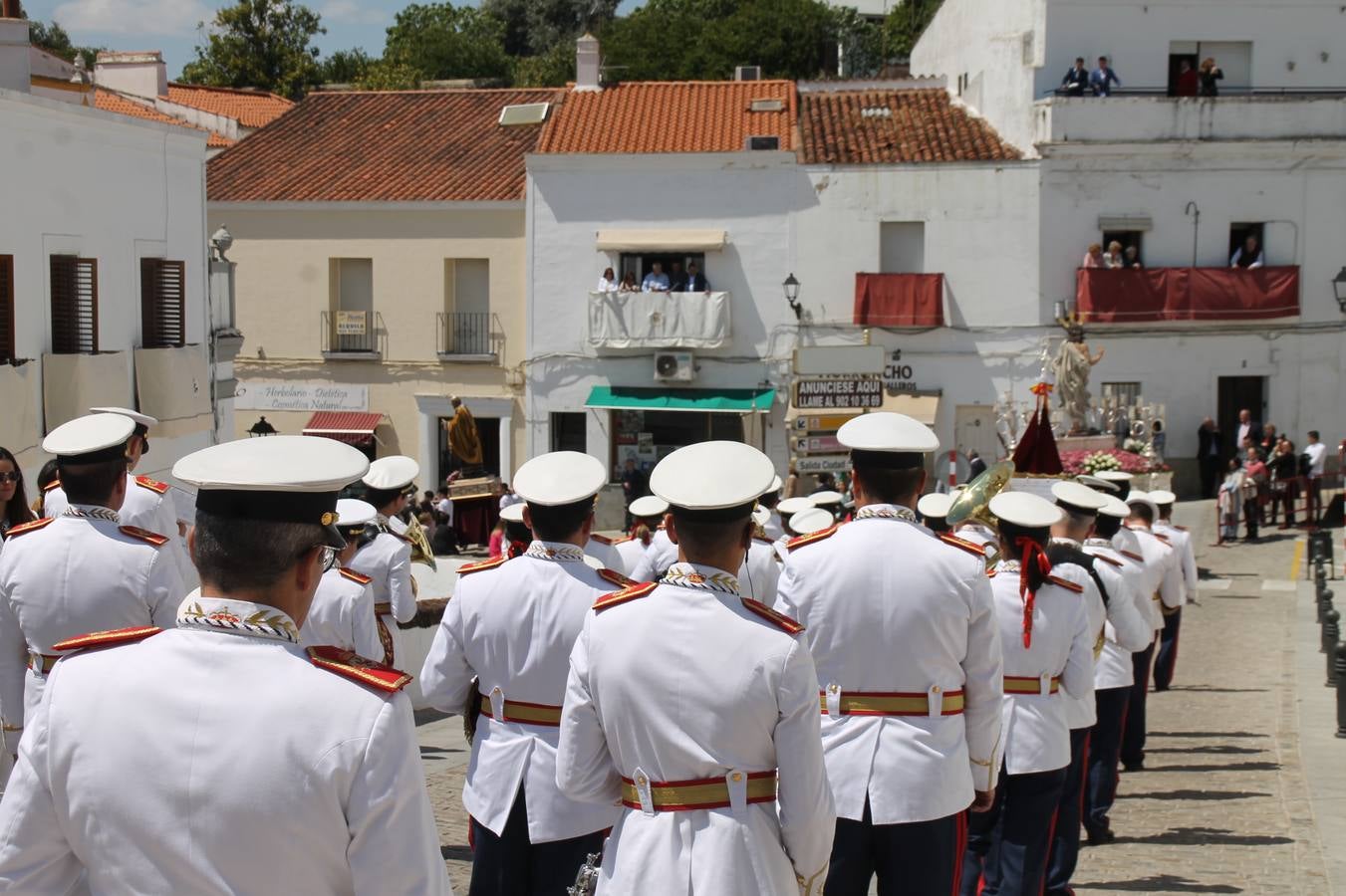 La luz y el gozo han puesto un gran broche a una Semana Santa, aciaga en sus momentos más intensos, a causa del mal tiempo que desde la noche del Miércoles y hasta el Viernes Santo trastocó en buena medida su desarrollo.Hoy el sol ha lucido en el cielo que como, cada Domingo de Resurrección, ha servido de Palio al hermoso Paso de la Virgen del Rosario, haciendo resplandecer, al tiempo, el momento culmen de esta celebración, el reencuentro en la Madre y el Hijo en la Fuente de los Santos, abarrotada de público. El momento ha sido emocionante, con los costaleros de la virgen y del Paso del Resucitado subiendo los brazos al cielo para representar el abrazo de ambas imágenes, ante la tradicional suelta de globos de ecolores y el estrépito de cornetas y tambores.La procesión ha seguido su curso hacia la Plaza de España, también muy concurrida, siendo en este escenario donde, miembros de Grupo Joven de la Cofradía del Coronado han regalado una petalada a la Virgen del Rosario. Ha sido un ofecimiento de la citada Cofradía que la noche del pasado Jueves no pudo obsequiar a su Virgen de la Amargura con esta lluvia de pétalos de rosas, a causa del mal tiempo.Así ha terminado la Semana Santa, incompleta para varias cofradías. La parte más amarga la han vivido la Cofradía del Señor Ecce-Homo que vió acortado su recorrido el Miércoles en una noche desapacible. También la Archicofradía del Santísimo Sacramento que apenas pudo asomarse a la calle y vió concentradas sus emociones en el templo patronal y la Cofradía del Señor Coronado de Espinas que también concentró el sentimieno y la devoción en la ermita de los Santos Mártires, viviendo momenos íntimos de gran emotividad. La Hermandad de la Esperanza Macarena brilló, sin embargo, en la Madrugá jerezana y la Cofradía de Nuestro Padre Jesús Nazareno derrochó fervor la tarde del Viernes en el interior de la iglesia visigoda de Santa María.