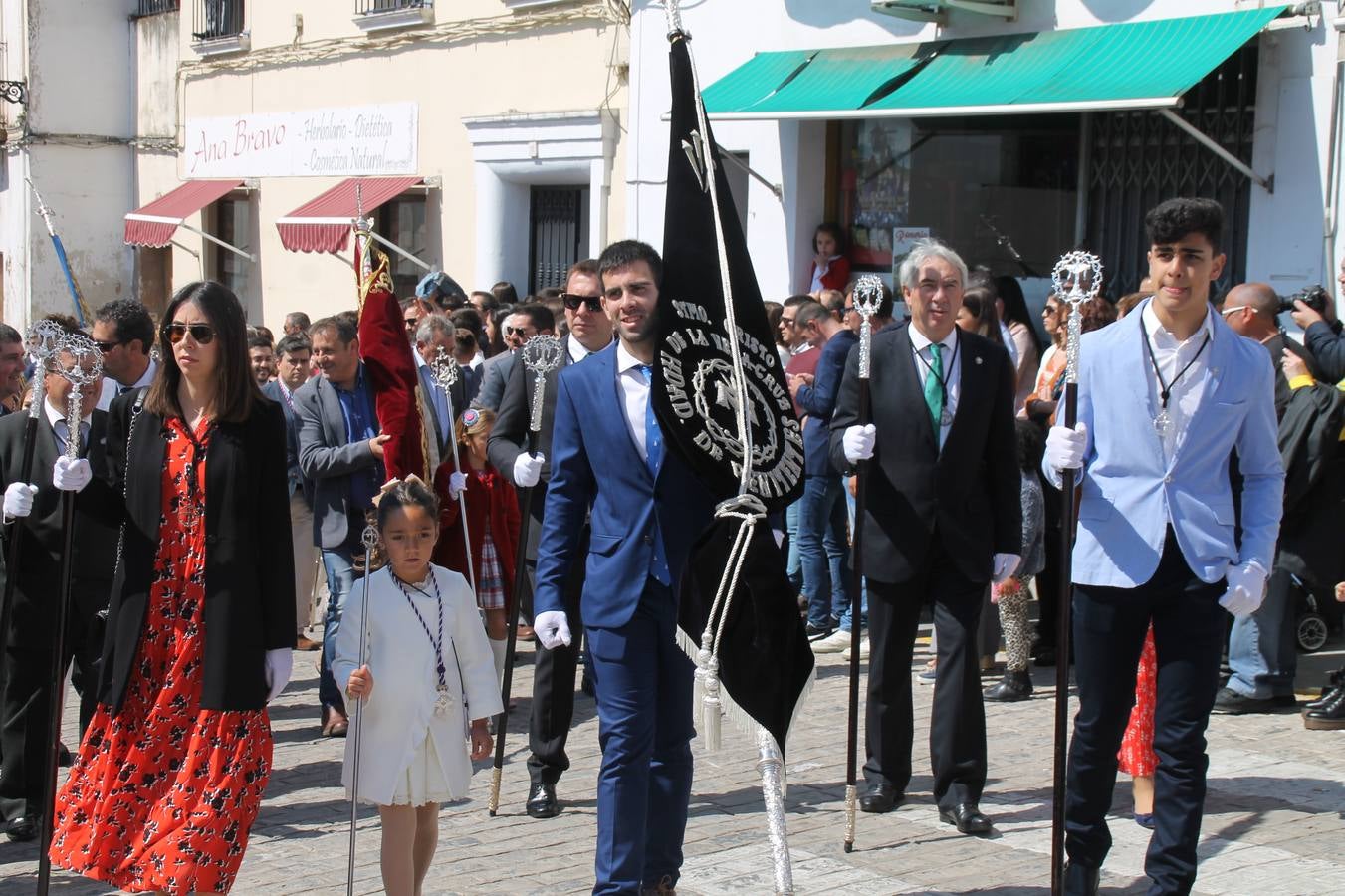 La luz y el gozo han puesto un gran broche a una Semana Santa, aciaga en sus momentos más intensos, a causa del mal tiempo que desde la noche del Miércoles y hasta el Viernes Santo trastocó en buena medida su desarrollo.Hoy el sol ha lucido en el cielo que como, cada Domingo de Resurrección, ha servido de Palio al hermoso Paso de la Virgen del Rosario, haciendo resplandecer, al tiempo, el momento culmen de esta celebración, el reencuentro en la Madre y el Hijo en la Fuente de los Santos, abarrotada de público. El momento ha sido emocionante, con los costaleros de la virgen y del Paso del Resucitado subiendo los brazos al cielo para representar el abrazo de ambas imágenes, ante la tradicional suelta de globos de ecolores y el estrépito de cornetas y tambores.La procesión ha seguido su curso hacia la Plaza de España, también muy concurrida, siendo en este escenario donde, miembros de Grupo Joven de la Cofradía del Coronado han regalado una petalada a la Virgen del Rosario. Ha sido un ofecimiento de la citada Cofradía que la noche del pasado Jueves no pudo obsequiar a su Virgen de la Amargura con esta lluvia de pétalos de rosas, a causa del mal tiempo.Así ha terminado la Semana Santa, incompleta para varias cofradías. La parte más amarga la han vivido la Cofradía del Señor Ecce-Homo que vió acortado su recorrido el Miércoles en una noche desapacible. También la Archicofradía del Santísimo Sacramento que apenas pudo asomarse a la calle y vió concentradas sus emociones en el templo patronal y la Cofradía del Señor Coronado de Espinas que también concentró el sentimieno y la devoción en la ermita de los Santos Mártires, viviendo momenos íntimos de gran emotividad. La Hermandad de la Esperanza Macarena brilló, sin embargo, en la Madrugá jerezana y la Cofradía de Nuestro Padre Jesús Nazareno derrochó fervor la tarde del Viernes en el interior de la iglesia visigoda de Santa María.