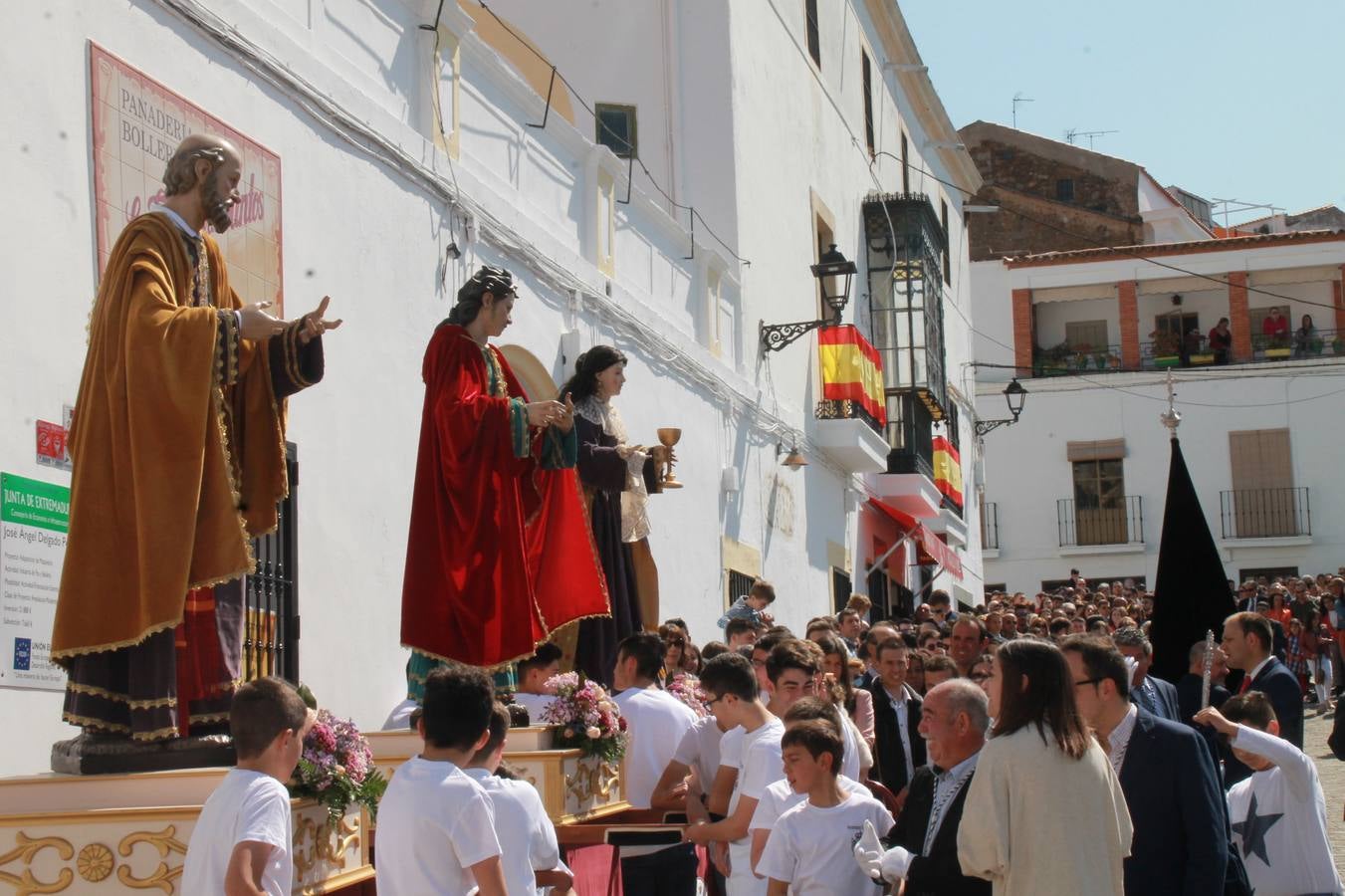 La luz y el gozo han puesto un gran broche a una Semana Santa, aciaga en sus momentos más intensos, a causa del mal tiempo que desde la noche del Miércoles y hasta el Viernes Santo trastocó en buena medida su desarrollo.Hoy el sol ha lucido en el cielo que como, cada Domingo de Resurrección, ha servido de Palio al hermoso Paso de la Virgen del Rosario, haciendo resplandecer, al tiempo, el momento culmen de esta celebración, el reencuentro en la Madre y el Hijo en la Fuente de los Santos, abarrotada de público. El momento ha sido emocionante, con los costaleros de la virgen y del Paso del Resucitado subiendo los brazos al cielo para representar el abrazo de ambas imágenes, ante la tradicional suelta de globos de ecolores y el estrépito de cornetas y tambores.La procesión ha seguido su curso hacia la Plaza de España, también muy concurrida, siendo en este escenario donde, miembros de Grupo Joven de la Cofradía del Coronado han regalado una petalada a la Virgen del Rosario. Ha sido un ofecimiento de la citada Cofradía que la noche del pasado Jueves no pudo obsequiar a su Virgen de la Amargura con esta lluvia de pétalos de rosas, a causa del mal tiempo.Así ha terminado la Semana Santa, incompleta para varias cofradías. La parte más amarga la han vivido la Cofradía del Señor Ecce-Homo que vió acortado su recorrido el Miércoles en una noche desapacible. También la Archicofradía del Santísimo Sacramento que apenas pudo asomarse a la calle y vió concentradas sus emociones en el templo patronal y la Cofradía del Señor Coronado de Espinas que también concentró el sentimieno y la devoción en la ermita de los Santos Mártires, viviendo momenos íntimos de gran emotividad. La Hermandad de la Esperanza Macarena brilló, sin embargo, en la Madrugá jerezana y la Cofradía de Nuestro Padre Jesús Nazareno derrochó fervor la tarde del Viernes en el interior de la iglesia visigoda de Santa María.