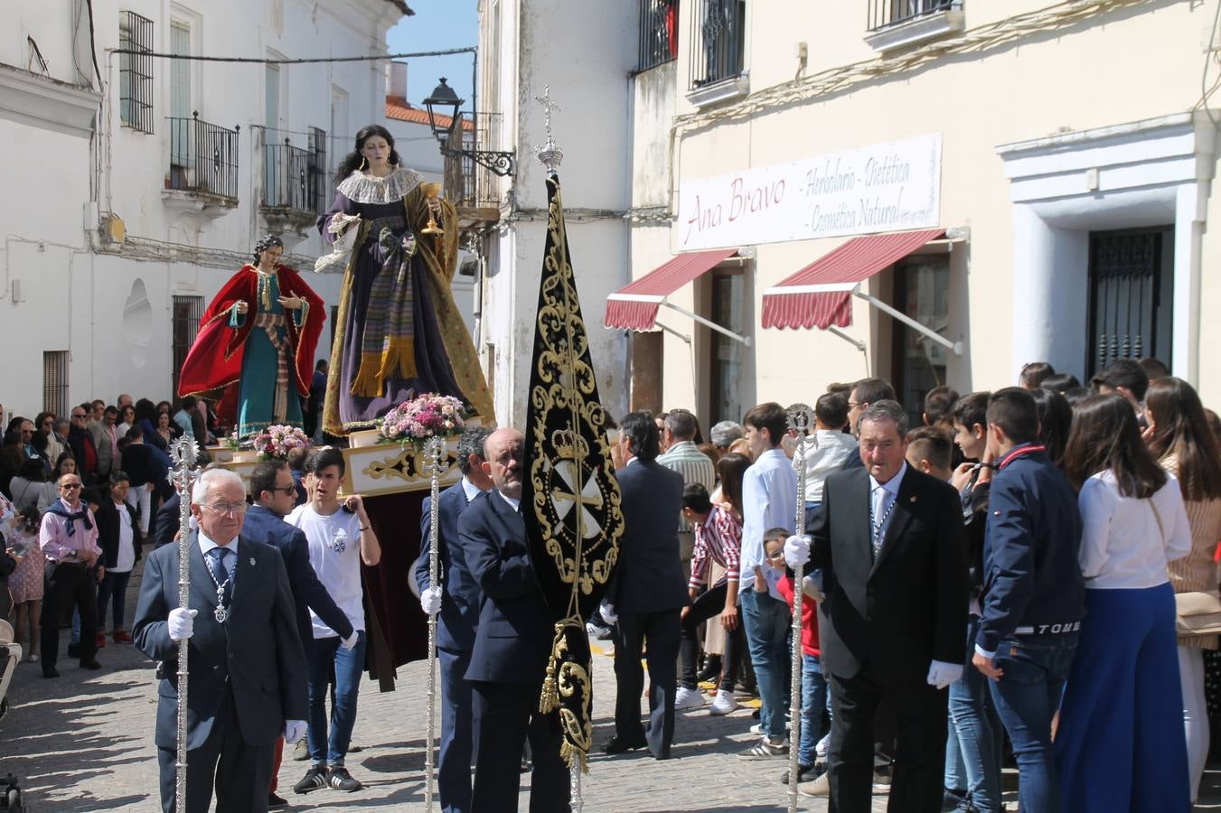 La luz y el gozo han puesto un gran broche a una Semana Santa, aciaga en sus momentos más intensos, a causa del mal tiempo que desde la noche del Miércoles y hasta el Viernes Santo trastocó en buena medida su desarrollo.Hoy el sol ha lucido en el cielo que como, cada Domingo de Resurrección, ha servido de Palio al hermoso Paso de la Virgen del Rosario, haciendo resplandecer, al tiempo, el momento culmen de esta celebración, el reencuentro en la Madre y el Hijo en la Fuente de los Santos, abarrotada de público. El momento ha sido emocionante, con los costaleros de la virgen y del Paso del Resucitado subiendo los brazos al cielo para representar el abrazo de ambas imágenes, ante la tradicional suelta de globos de ecolores y el estrépito de cornetas y tambores.La procesión ha seguido su curso hacia la Plaza de España, también muy concurrida, siendo en este escenario donde, miembros de Grupo Joven de la Cofradía del Coronado han regalado una petalada a la Virgen del Rosario. Ha sido un ofecimiento de la citada Cofradía que la noche del pasado Jueves no pudo obsequiar a su Virgen de la Amargura con esta lluvia de pétalos de rosas, a causa del mal tiempo.Así ha terminado la Semana Santa, incompleta para varias cofradías. La parte más amarga la han vivido la Cofradía del Señor Ecce-Homo que vió acortado su recorrido el Miércoles en una noche desapacible. También la Archicofradía del Santísimo Sacramento que apenas pudo asomarse a la calle y vió concentradas sus emociones en el templo patronal y la Cofradía del Señor Coronado de Espinas que también concentró el sentimieno y la devoción en la ermita de los Santos Mártires, viviendo momenos íntimos de gran emotividad. La Hermandad de la Esperanza Macarena brilló, sin embargo, en la Madrugá jerezana y la Cofradía de Nuestro Padre Jesús Nazareno derrochó fervor la tarde del Viernes en el interior de la iglesia visigoda de Santa María.