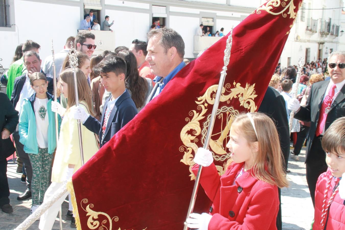 La luz y el gozo han puesto un gran broche a una Semana Santa, aciaga en sus momentos más intensos, a causa del mal tiempo que desde la noche del Miércoles y hasta el Viernes Santo trastocó en buena medida su desarrollo.Hoy el sol ha lucido en el cielo que como, cada Domingo de Resurrección, ha servido de Palio al hermoso Paso de la Virgen del Rosario, haciendo resplandecer, al tiempo, el momento culmen de esta celebración, el reencuentro en la Madre y el Hijo en la Fuente de los Santos, abarrotada de público. El momento ha sido emocionante, con los costaleros de la virgen y del Paso del Resucitado subiendo los brazos al cielo para representar el abrazo de ambas imágenes, ante la tradicional suelta de globos de ecolores y el estrépito de cornetas y tambores.La procesión ha seguido su curso hacia la Plaza de España, también muy concurrida, siendo en este escenario donde, miembros de Grupo Joven de la Cofradía del Coronado han regalado una petalada a la Virgen del Rosario. Ha sido un ofecimiento de la citada Cofradía que la noche del pasado Jueves no pudo obsequiar a su Virgen de la Amargura con esta lluvia de pétalos de rosas, a causa del mal tiempo.Así ha terminado la Semana Santa, incompleta para varias cofradías. La parte más amarga la han vivido la Cofradía del Señor Ecce-Homo que vió acortado su recorrido el Miércoles en una noche desapacible. También la Archicofradía del Santísimo Sacramento que apenas pudo asomarse a la calle y vió concentradas sus emociones en el templo patronal y la Cofradía del Señor Coronado de Espinas que también concentró el sentimieno y la devoción en la ermita de los Santos Mártires, viviendo momenos íntimos de gran emotividad. La Hermandad de la Esperanza Macarena brilló, sin embargo, en la Madrugá jerezana y la Cofradía de Nuestro Padre Jesús Nazareno derrochó fervor la tarde del Viernes en el interior de la iglesia visigoda de Santa María.