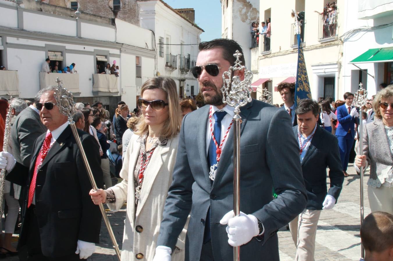 La luz y el gozo han puesto un gran broche a una Semana Santa, aciaga en sus momentos más intensos, a causa del mal tiempo que desde la noche del Miércoles y hasta el Viernes Santo trastocó en buena medida su desarrollo.Hoy el sol ha lucido en el cielo que como, cada Domingo de Resurrección, ha servido de Palio al hermoso Paso de la Virgen del Rosario, haciendo resplandecer, al tiempo, el momento culmen de esta celebración, el reencuentro en la Madre y el Hijo en la Fuente de los Santos, abarrotada de público. El momento ha sido emocionante, con los costaleros de la virgen y del Paso del Resucitado subiendo los brazos al cielo para representar el abrazo de ambas imágenes, ante la tradicional suelta de globos de ecolores y el estrépito de cornetas y tambores.La procesión ha seguido su curso hacia la Plaza de España, también muy concurrida, siendo en este escenario donde, miembros de Grupo Joven de la Cofradía del Coronado han regalado una petalada a la Virgen del Rosario. Ha sido un ofecimiento de la citada Cofradía que la noche del pasado Jueves no pudo obsequiar a su Virgen de la Amargura con esta lluvia de pétalos de rosas, a causa del mal tiempo.Así ha terminado la Semana Santa, incompleta para varias cofradías. La parte más amarga la han vivido la Cofradía del Señor Ecce-Homo que vió acortado su recorrido el Miércoles en una noche desapacible. También la Archicofradía del Santísimo Sacramento que apenas pudo asomarse a la calle y vió concentradas sus emociones en el templo patronal y la Cofradía del Señor Coronado de Espinas que también concentró el sentimieno y la devoción en la ermita de los Santos Mártires, viviendo momenos íntimos de gran emotividad. La Hermandad de la Esperanza Macarena brilló, sin embargo, en la Madrugá jerezana y la Cofradía de Nuestro Padre Jesús Nazareno derrochó fervor la tarde del Viernes en el interior de la iglesia visigoda de Santa María.