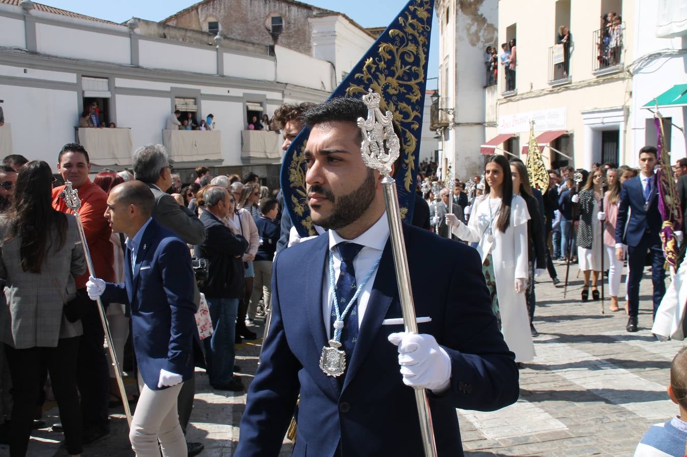 La luz y el gozo han puesto un gran broche a una Semana Santa, aciaga en sus momentos más intensos, a causa del mal tiempo que desde la noche del Miércoles y hasta el Viernes Santo trastocó en buena medida su desarrollo.Hoy el sol ha lucido en el cielo que como, cada Domingo de Resurrección, ha servido de Palio al hermoso Paso de la Virgen del Rosario, haciendo resplandecer, al tiempo, el momento culmen de esta celebración, el reencuentro en la Madre y el Hijo en la Fuente de los Santos, abarrotada de público. El momento ha sido emocionante, con los costaleros de la virgen y del Paso del Resucitado subiendo los brazos al cielo para representar el abrazo de ambas imágenes, ante la tradicional suelta de globos de ecolores y el estrépito de cornetas y tambores.La procesión ha seguido su curso hacia la Plaza de España, también muy concurrida, siendo en este escenario donde, miembros de Grupo Joven de la Cofradía del Coronado han regalado una petalada a la Virgen del Rosario. Ha sido un ofecimiento de la citada Cofradía que la noche del pasado Jueves no pudo obsequiar a su Virgen de la Amargura con esta lluvia de pétalos de rosas, a causa del mal tiempo.Así ha terminado la Semana Santa, incompleta para varias cofradías. La parte más amarga la han vivido la Cofradía del Señor Ecce-Homo que vió acortado su recorrido el Miércoles en una noche desapacible. También la Archicofradía del Santísimo Sacramento que apenas pudo asomarse a la calle y vió concentradas sus emociones en el templo patronal y la Cofradía del Señor Coronado de Espinas que también concentró el sentimieno y la devoción en la ermita de los Santos Mártires, viviendo momenos íntimos de gran emotividad. La Hermandad de la Esperanza Macarena brilló, sin embargo, en la Madrugá jerezana y la Cofradía de Nuestro Padre Jesús Nazareno derrochó fervor la tarde del Viernes en el interior de la iglesia visigoda de Santa María.