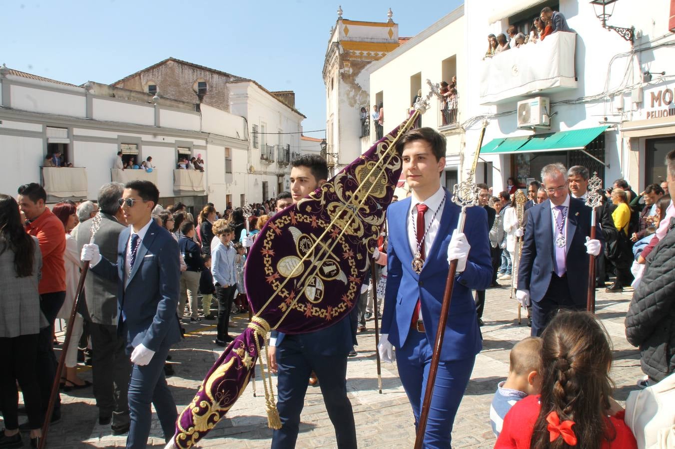 La luz y el gozo han puesto un gran broche a una Semana Santa, aciaga en sus momentos más intensos, a causa del mal tiempo que desde la noche del Miércoles y hasta el Viernes Santo trastocó en buena medida su desarrollo.Hoy el sol ha lucido en el cielo que como, cada Domingo de Resurrección, ha servido de Palio al hermoso Paso de la Virgen del Rosario, haciendo resplandecer, al tiempo, el momento culmen de esta celebración, el reencuentro en la Madre y el Hijo en la Fuente de los Santos, abarrotada de público. El momento ha sido emocionante, con los costaleros de la virgen y del Paso del Resucitado subiendo los brazos al cielo para representar el abrazo de ambas imágenes, ante la tradicional suelta de globos de ecolores y el estrépito de cornetas y tambores.La procesión ha seguido su curso hacia la Plaza de España, también muy concurrida, siendo en este escenario donde, miembros de Grupo Joven de la Cofradía del Coronado han regalado una petalada a la Virgen del Rosario. Ha sido un ofecimiento de la citada Cofradía que la noche del pasado Jueves no pudo obsequiar a su Virgen de la Amargura con esta lluvia de pétalos de rosas, a causa del mal tiempo.Así ha terminado la Semana Santa, incompleta para varias cofradías. La parte más amarga la han vivido la Cofradía del Señor Ecce-Homo que vió acortado su recorrido el Miércoles en una noche desapacible. También la Archicofradía del Santísimo Sacramento que apenas pudo asomarse a la calle y vió concentradas sus emociones en el templo patronal y la Cofradía del Señor Coronado de Espinas que también concentró el sentimieno y la devoción en la ermita de los Santos Mártires, viviendo momenos íntimos de gran emotividad. La Hermandad de la Esperanza Macarena brilló, sin embargo, en la Madrugá jerezana y la Cofradía de Nuestro Padre Jesús Nazareno derrochó fervor la tarde del Viernes en el interior de la iglesia visigoda de Santa María.