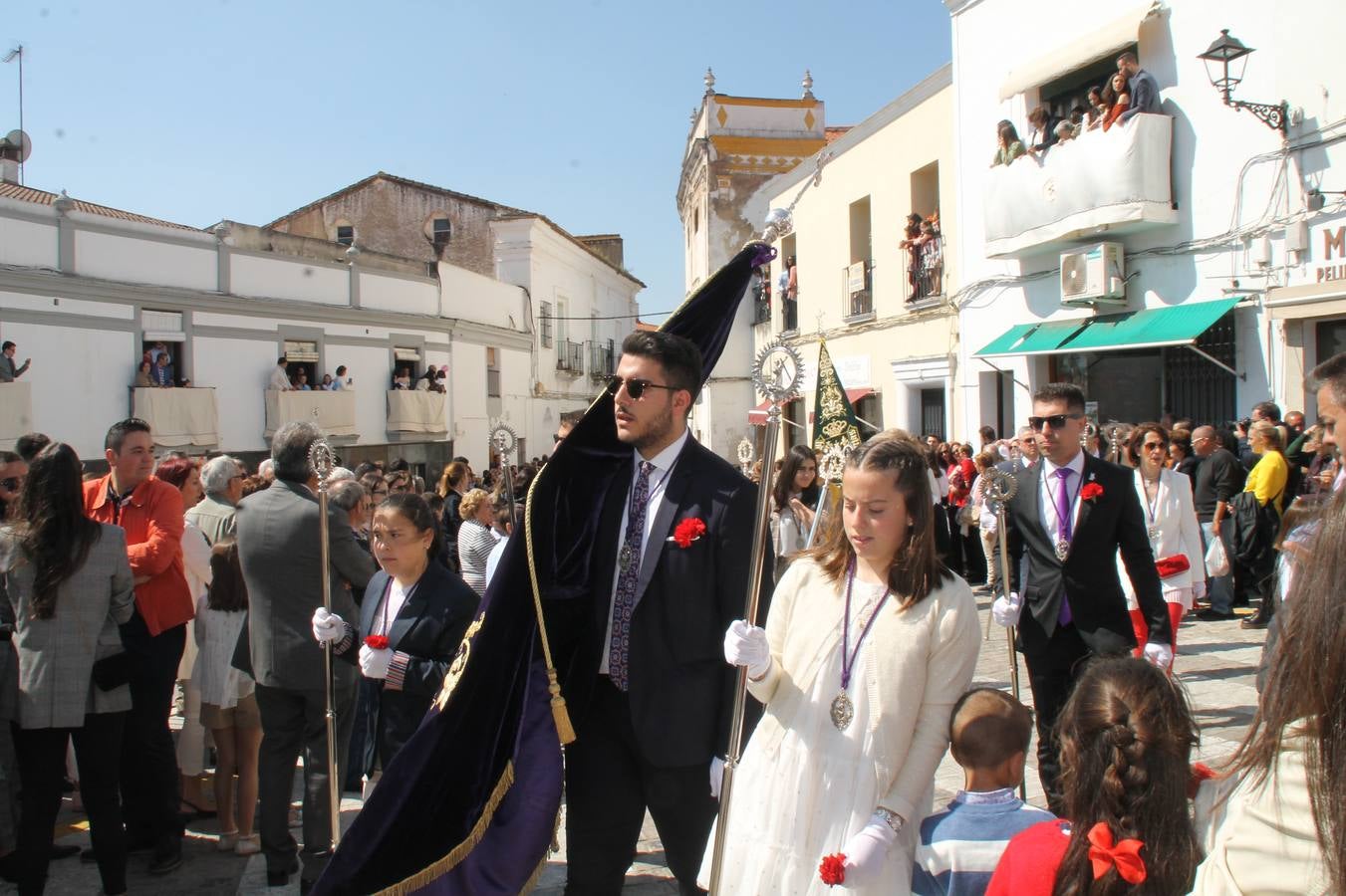 La luz y el gozo han puesto un gran broche a una Semana Santa, aciaga en sus momentos más intensos, a causa del mal tiempo que desde la noche del Miércoles y hasta el Viernes Santo trastocó en buena medida su desarrollo.Hoy el sol ha lucido en el cielo que como, cada Domingo de Resurrección, ha servido de Palio al hermoso Paso de la Virgen del Rosario, haciendo resplandecer, al tiempo, el momento culmen de esta celebración, el reencuentro en la Madre y el Hijo en la Fuente de los Santos, abarrotada de público. El momento ha sido emocionante, con los costaleros de la virgen y del Paso del Resucitado subiendo los brazos al cielo para representar el abrazo de ambas imágenes, ante la tradicional suelta de globos de ecolores y el estrépito de cornetas y tambores.La procesión ha seguido su curso hacia la Plaza de España, también muy concurrida, siendo en este escenario donde, miembros de Grupo Joven de la Cofradía del Coronado han regalado una petalada a la Virgen del Rosario. Ha sido un ofecimiento de la citada Cofradía que la noche del pasado Jueves no pudo obsequiar a su Virgen de la Amargura con esta lluvia de pétalos de rosas, a causa del mal tiempo.Así ha terminado la Semana Santa, incompleta para varias cofradías. La parte más amarga la han vivido la Cofradía del Señor Ecce-Homo que vió acortado su recorrido el Miércoles en una noche desapacible. También la Archicofradía del Santísimo Sacramento que apenas pudo asomarse a la calle y vió concentradas sus emociones en el templo patronal y la Cofradía del Señor Coronado de Espinas que también concentró el sentimieno y la devoción en la ermita de los Santos Mártires, viviendo momenos íntimos de gran emotividad. La Hermandad de la Esperanza Macarena brilló, sin embargo, en la Madrugá jerezana y la Cofradía de Nuestro Padre Jesús Nazareno derrochó fervor la tarde del Viernes en el interior de la iglesia visigoda de Santa María.