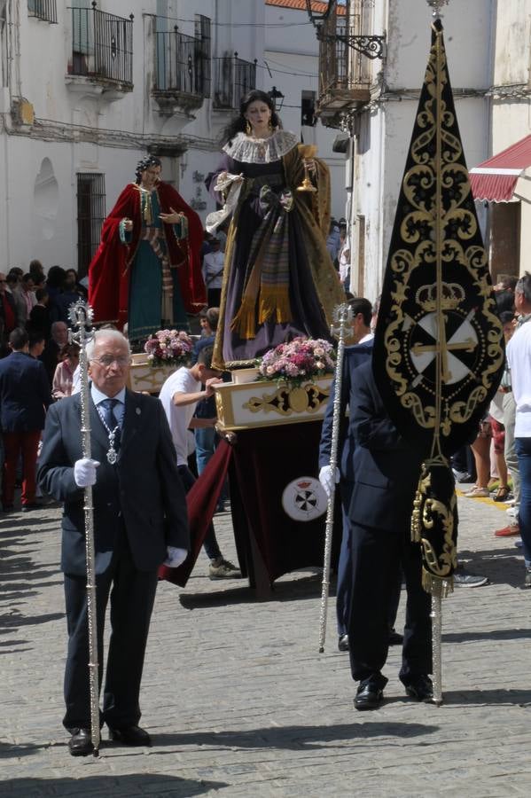 La luz y el gozo han puesto un gran broche a una Semana Santa, aciaga en sus momentos más intensos, a causa del mal tiempo que desde la noche del Miércoles y hasta el Viernes Santo trastocó en buena medida su desarrollo.Hoy el sol ha lucido en el cielo que como, cada Domingo de Resurrección, ha servido de Palio al hermoso Paso de la Virgen del Rosario, haciendo resplandecer, al tiempo, el momento culmen de esta celebración, el reencuentro en la Madre y el Hijo en la Fuente de los Santos, abarrotada de público. El momento ha sido emocionante, con los costaleros de la virgen y del Paso del Resucitado subiendo los brazos al cielo para representar el abrazo de ambas imágenes, ante la tradicional suelta de globos de ecolores y el estrépito de cornetas y tambores.La procesión ha seguido su curso hacia la Plaza de España, también muy concurrida, siendo en este escenario donde, miembros de Grupo Joven de la Cofradía del Coronado han regalado una petalada a la Virgen del Rosario. Ha sido un ofecimiento de la citada Cofradía que la noche del pasado Jueves no pudo obsequiar a su Virgen de la Amargura con esta lluvia de pétalos de rosas, a causa del mal tiempo.Así ha terminado la Semana Santa, incompleta para varias cofradías. La parte más amarga la han vivido la Cofradía del Señor Ecce-Homo que vió acortado su recorrido el Miércoles en una noche desapacible. También la Archicofradía del Santísimo Sacramento que apenas pudo asomarse a la calle y vió concentradas sus emociones en el templo patronal y la Cofradía del Señor Coronado de Espinas que también concentró el sentimieno y la devoción en la ermita de los Santos Mártires, viviendo momenos íntimos de gran emotividad. La Hermandad de la Esperanza Macarena brilló, sin embargo, en la Madrugá jerezana y la Cofradía de Nuestro Padre Jesús Nazareno derrochó fervor la tarde del Viernes en el interior de la iglesia visigoda de Santa María.