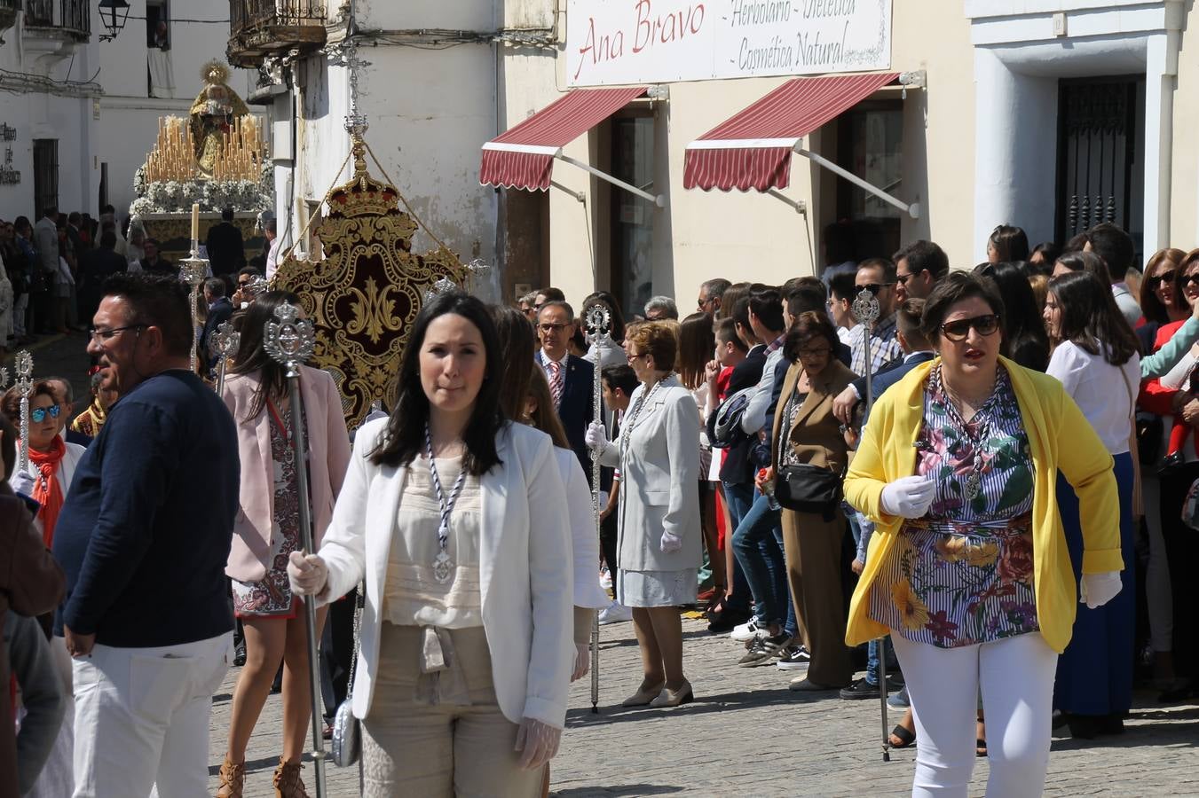 La luz y el gozo han puesto un gran broche a una Semana Santa, aciaga en sus momentos más intensos, a causa del mal tiempo que desde la noche del Miércoles y hasta el Viernes Santo trastocó en buena medida su desarrollo.Hoy el sol ha lucido en el cielo que como, cada Domingo de Resurrección, ha servido de Palio al hermoso Paso de la Virgen del Rosario, haciendo resplandecer, al tiempo, el momento culmen de esta celebración, el reencuentro en la Madre y el Hijo en la Fuente de los Santos, abarrotada de público. El momento ha sido emocionante, con los costaleros de la virgen y del Paso del Resucitado subiendo los brazos al cielo para representar el abrazo de ambas imágenes, ante la tradicional suelta de globos de ecolores y el estrépito de cornetas y tambores.La procesión ha seguido su curso hacia la Plaza de España, también muy concurrida, siendo en este escenario donde, miembros de Grupo Joven de la Cofradía del Coronado han regalado una petalada a la Virgen del Rosario. Ha sido un ofecimiento de la citada Cofradía que la noche del pasado Jueves no pudo obsequiar a su Virgen de la Amargura con esta lluvia de pétalos de rosas, a causa del mal tiempo.Así ha terminado la Semana Santa, incompleta para varias cofradías. La parte más amarga la han vivido la Cofradía del Señor Ecce-Homo que vió acortado su recorrido el Miércoles en una noche desapacible. También la Archicofradía del Santísimo Sacramento que apenas pudo asomarse a la calle y vió concentradas sus emociones en el templo patronal y la Cofradía del Señor Coronado de Espinas que también concentró el sentimieno y la devoción en la ermita de los Santos Mártires, viviendo momenos íntimos de gran emotividad. La Hermandad de la Esperanza Macarena brilló, sin embargo, en la Madrugá jerezana y la Cofradía de Nuestro Padre Jesús Nazareno derrochó fervor la tarde del Viernes en el interior de la iglesia visigoda de Santa María.