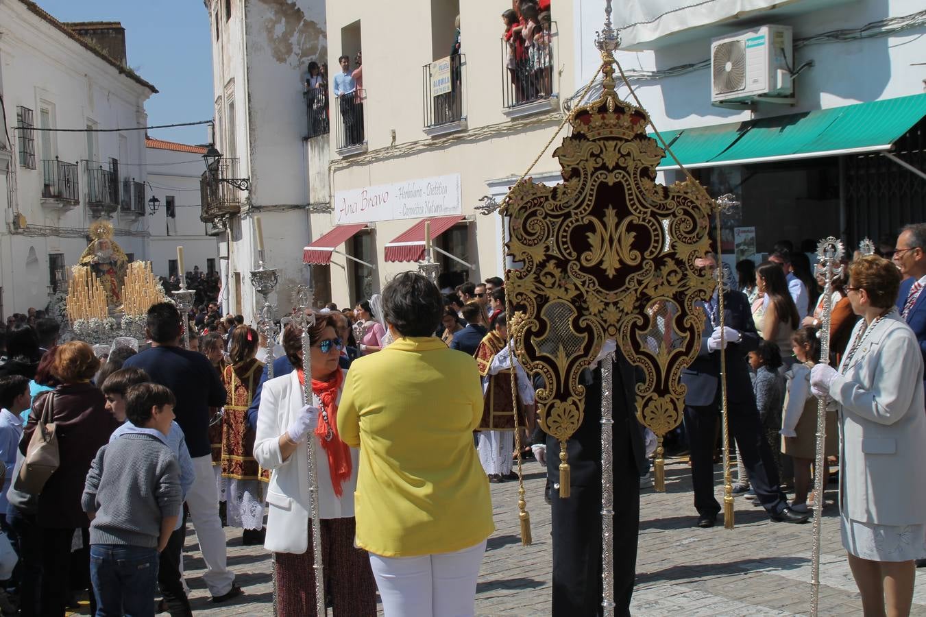 La luz y el gozo han puesto un gran broche a una Semana Santa, aciaga en sus momentos más intensos, a causa del mal tiempo que desde la noche del Miércoles y hasta el Viernes Santo trastocó en buena medida su desarrollo.Hoy el sol ha lucido en el cielo que como, cada Domingo de Resurrección, ha servido de Palio al hermoso Paso de la Virgen del Rosario, haciendo resplandecer, al tiempo, el momento culmen de esta celebración, el reencuentro en la Madre y el Hijo en la Fuente de los Santos, abarrotada de público. El momento ha sido emocionante, con los costaleros de la virgen y del Paso del Resucitado subiendo los brazos al cielo para representar el abrazo de ambas imágenes, ante la tradicional suelta de globos de ecolores y el estrépito de cornetas y tambores.La procesión ha seguido su curso hacia la Plaza de España, también muy concurrida, siendo en este escenario donde, miembros de Grupo Joven de la Cofradía del Coronado han regalado una petalada a la Virgen del Rosario. Ha sido un ofecimiento de la citada Cofradía que la noche del pasado Jueves no pudo obsequiar a su Virgen de la Amargura con esta lluvia de pétalos de rosas, a causa del mal tiempo.Así ha terminado la Semana Santa, incompleta para varias cofradías. La parte más amarga la han vivido la Cofradía del Señor Ecce-Homo que vió acortado su recorrido el Miércoles en una noche desapacible. También la Archicofradía del Santísimo Sacramento que apenas pudo asomarse a la calle y vió concentradas sus emociones en el templo patronal y la Cofradía del Señor Coronado de Espinas que también concentró el sentimieno y la devoción en la ermita de los Santos Mártires, viviendo momenos íntimos de gran emotividad. La Hermandad de la Esperanza Macarena brilló, sin embargo, en la Madrugá jerezana y la Cofradía de Nuestro Padre Jesús Nazareno derrochó fervor la tarde del Viernes en el interior de la iglesia visigoda de Santa María.