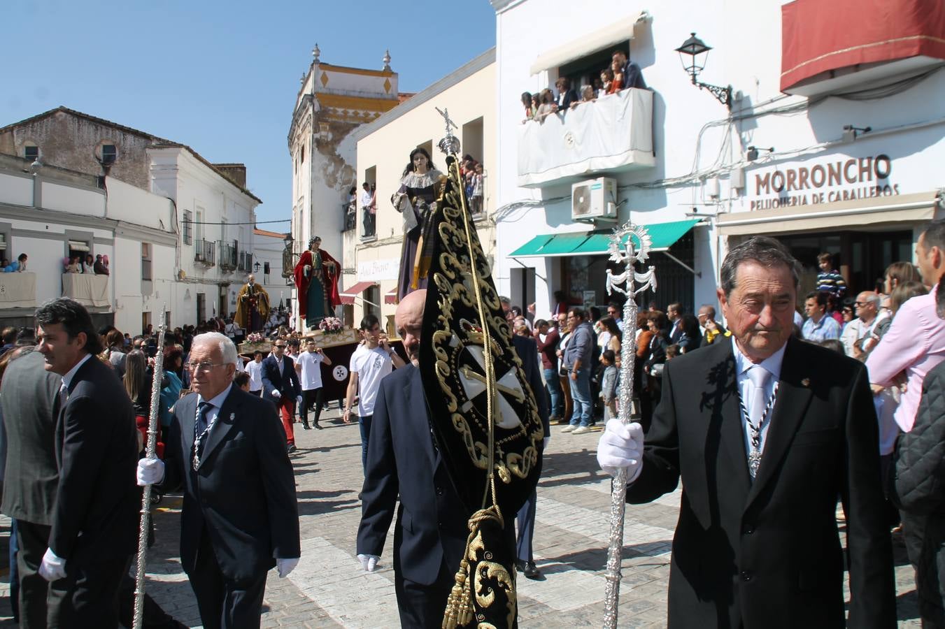 La luz y el gozo han puesto un gran broche a una Semana Santa, aciaga en sus momentos más intensos, a causa del mal tiempo que desde la noche del Miércoles y hasta el Viernes Santo trastocó en buena medida su desarrollo.Hoy el sol ha lucido en el cielo que como, cada Domingo de Resurrección, ha servido de Palio al hermoso Paso de la Virgen del Rosario, haciendo resplandecer, al tiempo, el momento culmen de esta celebración, el reencuentro en la Madre y el Hijo en la Fuente de los Santos, abarrotada de público. El momento ha sido emocionante, con los costaleros de la virgen y del Paso del Resucitado subiendo los brazos al cielo para representar el abrazo de ambas imágenes, ante la tradicional suelta de globos de ecolores y el estrépito de cornetas y tambores.La procesión ha seguido su curso hacia la Plaza de España, también muy concurrida, siendo en este escenario donde, miembros de Grupo Joven de la Cofradía del Coronado han regalado una petalada a la Virgen del Rosario. Ha sido un ofecimiento de la citada Cofradía que la noche del pasado Jueves no pudo obsequiar a su Virgen de la Amargura con esta lluvia de pétalos de rosas, a causa del mal tiempo.Así ha terminado la Semana Santa, incompleta para varias cofradías. La parte más amarga la han vivido la Cofradía del Señor Ecce-Homo que vió acortado su recorrido el Miércoles en una noche desapacible. También la Archicofradía del Santísimo Sacramento que apenas pudo asomarse a la calle y vió concentradas sus emociones en el templo patronal y la Cofradía del Señor Coronado de Espinas que también concentró el sentimieno y la devoción en la ermita de los Santos Mártires, viviendo momenos íntimos de gran emotividad. La Hermandad de la Esperanza Macarena brilló, sin embargo, en la Madrugá jerezana y la Cofradía de Nuestro Padre Jesús Nazareno derrochó fervor la tarde del Viernes en el interior de la iglesia visigoda de Santa María.