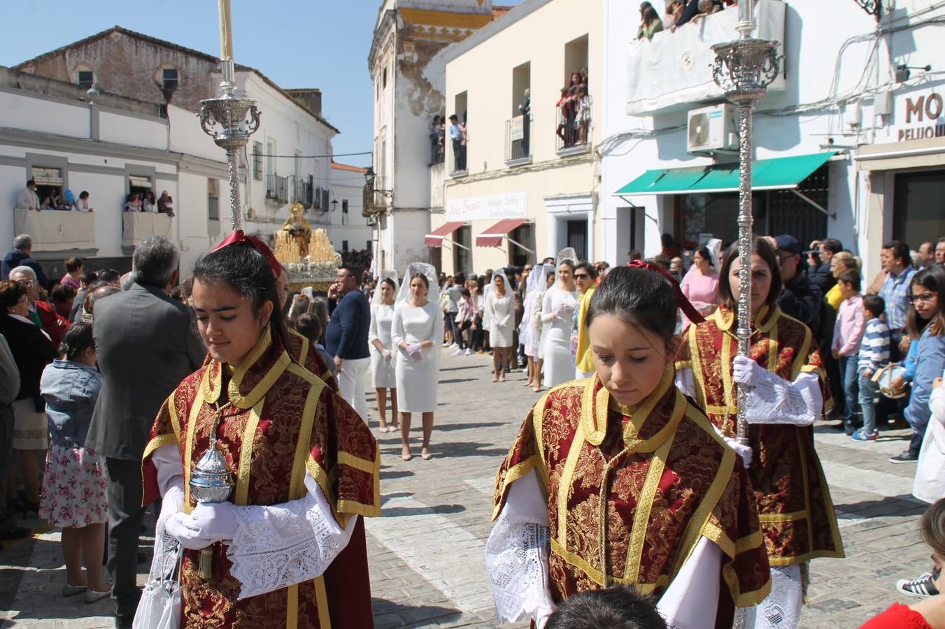 La luz y el gozo han puesto un gran broche a una Semana Santa, aciaga en sus momentos más intensos, a causa del mal tiempo que desde la noche del Miércoles y hasta el Viernes Santo trastocó en buena medida su desarrollo.Hoy el sol ha lucido en el cielo que como, cada Domingo de Resurrección, ha servido de Palio al hermoso Paso de la Virgen del Rosario, haciendo resplandecer, al tiempo, el momento culmen de esta celebración, el reencuentro en la Madre y el Hijo en la Fuente de los Santos, abarrotada de público. El momento ha sido emocionante, con los costaleros de la virgen y del Paso del Resucitado subiendo los brazos al cielo para representar el abrazo de ambas imágenes, ante la tradicional suelta de globos de ecolores y el estrépito de cornetas y tambores.La procesión ha seguido su curso hacia la Plaza de España, también muy concurrida, siendo en este escenario donde, miembros de Grupo Joven de la Cofradía del Coronado han regalado una petalada a la Virgen del Rosario. Ha sido un ofecimiento de la citada Cofradía que la noche del pasado Jueves no pudo obsequiar a su Virgen de la Amargura con esta lluvia de pétalos de rosas, a causa del mal tiempo.Así ha terminado la Semana Santa, incompleta para varias cofradías. La parte más amarga la han vivido la Cofradía del Señor Ecce-Homo que vió acortado su recorrido el Miércoles en una noche desapacible. También la Archicofradía del Santísimo Sacramento que apenas pudo asomarse a la calle y vió concentradas sus emociones en el templo patronal y la Cofradía del Señor Coronado de Espinas que también concentró el sentimieno y la devoción en la ermita de los Santos Mártires, viviendo momenos íntimos de gran emotividad. La Hermandad de la Esperanza Macarena brilló, sin embargo, en la Madrugá jerezana y la Cofradía de Nuestro Padre Jesús Nazareno derrochó fervor la tarde del Viernes en el interior de la iglesia visigoda de Santa María.