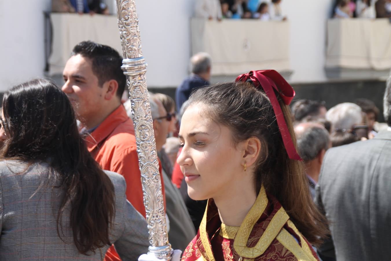 La luz y el gozo han puesto un gran broche a una Semana Santa, aciaga en sus momentos más intensos, a causa del mal tiempo que desde la noche del Miércoles y hasta el Viernes Santo trastocó en buena medida su desarrollo.Hoy el sol ha lucido en el cielo que como, cada Domingo de Resurrección, ha servido de Palio al hermoso Paso de la Virgen del Rosario, haciendo resplandecer, al tiempo, el momento culmen de esta celebración, el reencuentro en la Madre y el Hijo en la Fuente de los Santos, abarrotada de público. El momento ha sido emocionante, con los costaleros de la virgen y del Paso del Resucitado subiendo los brazos al cielo para representar el abrazo de ambas imágenes, ante la tradicional suelta de globos de ecolores y el estrépito de cornetas y tambores.La procesión ha seguido su curso hacia la Plaza de España, también muy concurrida, siendo en este escenario donde, miembros de Grupo Joven de la Cofradía del Coronado han regalado una petalada a la Virgen del Rosario. Ha sido un ofecimiento de la citada Cofradía que la noche del pasado Jueves no pudo obsequiar a su Virgen de la Amargura con esta lluvia de pétalos de rosas, a causa del mal tiempo.Así ha terminado la Semana Santa, incompleta para varias cofradías. La parte más amarga la han vivido la Cofradía del Señor Ecce-Homo que vió acortado su recorrido el Miércoles en una noche desapacible. También la Archicofradía del Santísimo Sacramento que apenas pudo asomarse a la calle y vió concentradas sus emociones en el templo patronal y la Cofradía del Señor Coronado de Espinas que también concentró el sentimieno y la devoción en la ermita de los Santos Mártires, viviendo momenos íntimos de gran emotividad. La Hermandad de la Esperanza Macarena brilló, sin embargo, en la Madrugá jerezana y la Cofradía de Nuestro Padre Jesús Nazareno derrochó fervor la tarde del Viernes en el interior de la iglesia visigoda de Santa María.