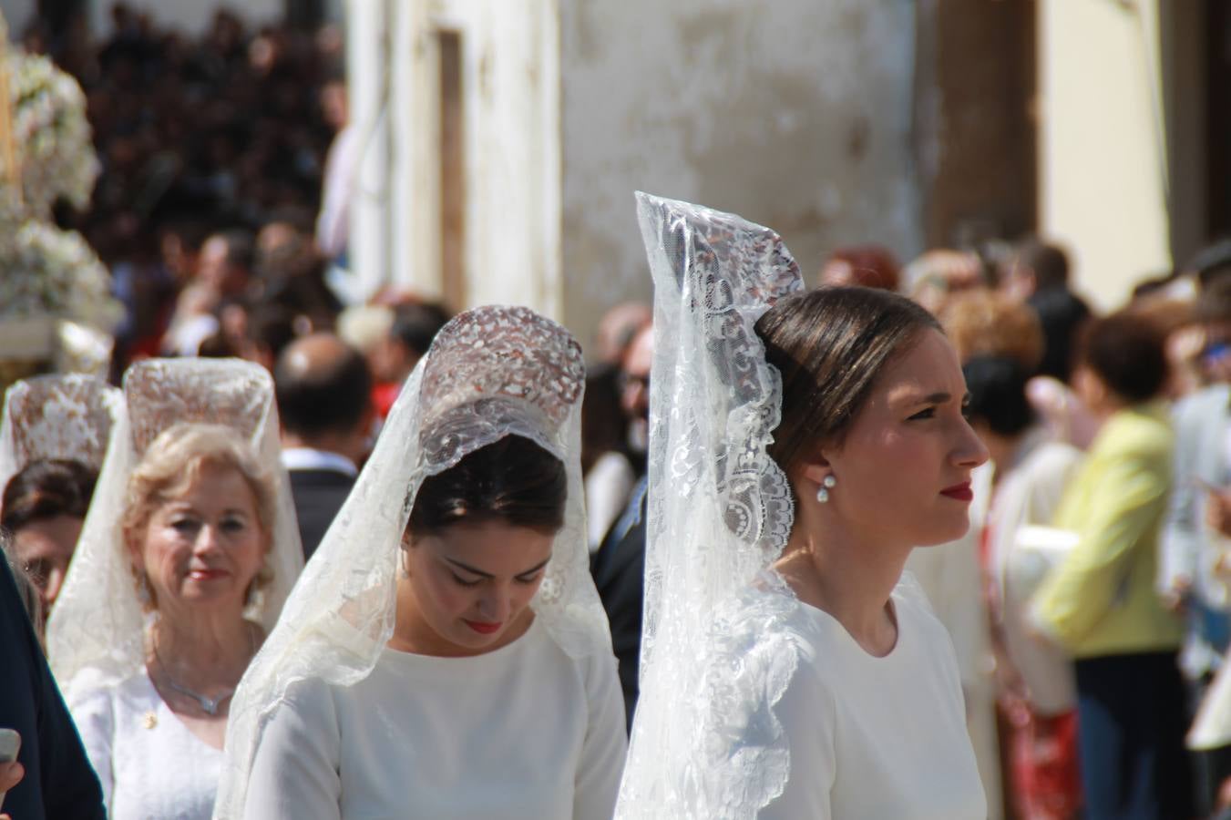 La luz y el gozo han puesto un gran broche a una Semana Santa, aciaga en sus momentos más intensos, a causa del mal tiempo que desde la noche del Miércoles y hasta el Viernes Santo trastocó en buena medida su desarrollo.Hoy el sol ha lucido en el cielo que como, cada Domingo de Resurrección, ha servido de Palio al hermoso Paso de la Virgen del Rosario, haciendo resplandecer, al tiempo, el momento culmen de esta celebración, el reencuentro en la Madre y el Hijo en la Fuente de los Santos, abarrotada de público. El momento ha sido emocionante, con los costaleros de la virgen y del Paso del Resucitado subiendo los brazos al cielo para representar el abrazo de ambas imágenes, ante la tradicional suelta de globos de ecolores y el estrépito de cornetas y tambores.La procesión ha seguido su curso hacia la Plaza de España, también muy concurrida, siendo en este escenario donde, miembros de Grupo Joven de la Cofradía del Coronado han regalado una petalada a la Virgen del Rosario. Ha sido un ofecimiento de la citada Cofradía que la noche del pasado Jueves no pudo obsequiar a su Virgen de la Amargura con esta lluvia de pétalos de rosas, a causa del mal tiempo.Así ha terminado la Semana Santa, incompleta para varias cofradías. La parte más amarga la han vivido la Cofradía del Señor Ecce-Homo que vió acortado su recorrido el Miércoles en una noche desapacible. También la Archicofradía del Santísimo Sacramento que apenas pudo asomarse a la calle y vió concentradas sus emociones en el templo patronal y la Cofradía del Señor Coronado de Espinas que también concentró el sentimieno y la devoción en la ermita de los Santos Mártires, viviendo momenos íntimos de gran emotividad. La Hermandad de la Esperanza Macarena brilló, sin embargo, en la Madrugá jerezana y la Cofradía de Nuestro Padre Jesús Nazareno derrochó fervor la tarde del Viernes en el interior de la iglesia visigoda de Santa María.