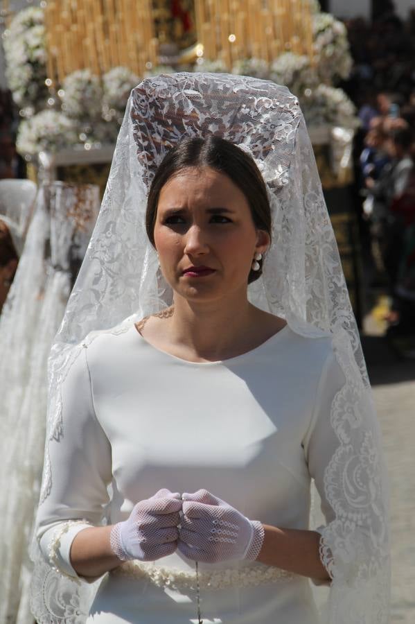La luz y el gozo han puesto un gran broche a una Semana Santa, aciaga en sus momentos más intensos, a causa del mal tiempo que desde la noche del Miércoles y hasta el Viernes Santo trastocó en buena medida su desarrollo.Hoy el sol ha lucido en el cielo que como, cada Domingo de Resurrección, ha servido de Palio al hermoso Paso de la Virgen del Rosario, haciendo resplandecer, al tiempo, el momento culmen de esta celebración, el reencuentro en la Madre y el Hijo en la Fuente de los Santos, abarrotada de público. El momento ha sido emocionante, con los costaleros de la virgen y del Paso del Resucitado subiendo los brazos al cielo para representar el abrazo de ambas imágenes, ante la tradicional suelta de globos de ecolores y el estrépito de cornetas y tambores.La procesión ha seguido su curso hacia la Plaza de España, también muy concurrida, siendo en este escenario donde, miembros de Grupo Joven de la Cofradía del Coronado han regalado una petalada a la Virgen del Rosario. Ha sido un ofecimiento de la citada Cofradía que la noche del pasado Jueves no pudo obsequiar a su Virgen de la Amargura con esta lluvia de pétalos de rosas, a causa del mal tiempo.Así ha terminado la Semana Santa, incompleta para varias cofradías. La parte más amarga la han vivido la Cofradía del Señor Ecce-Homo que vió acortado su recorrido el Miércoles en una noche desapacible. También la Archicofradía del Santísimo Sacramento que apenas pudo asomarse a la calle y vió concentradas sus emociones en el templo patronal y la Cofradía del Señor Coronado de Espinas que también concentró el sentimieno y la devoción en la ermita de los Santos Mártires, viviendo momenos íntimos de gran emotividad. La Hermandad de la Esperanza Macarena brilló, sin embargo, en la Madrugá jerezana y la Cofradía de Nuestro Padre Jesús Nazareno derrochó fervor la tarde del Viernes en el interior de la iglesia visigoda de Santa María.