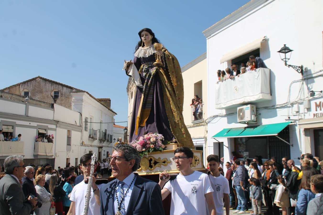La luz y el gozo han puesto un gran broche a una Semana Santa, aciaga en sus momentos más intensos, a causa del mal tiempo que desde la noche del Miércoles y hasta el Viernes Santo trastocó en buena medida su desarrollo.Hoy el sol ha lucido en el cielo que como, cada Domingo de Resurrección, ha servido de Palio al hermoso Paso de la Virgen del Rosario, haciendo resplandecer, al tiempo, el momento culmen de esta celebración, el reencuentro en la Madre y el Hijo en la Fuente de los Santos, abarrotada de público. El momento ha sido emocionante, con los costaleros de la virgen y del Paso del Resucitado subiendo los brazos al cielo para representar el abrazo de ambas imágenes, ante la tradicional suelta de globos de ecolores y el estrépito de cornetas y tambores.La procesión ha seguido su curso hacia la Plaza de España, también muy concurrida, siendo en este escenario donde, miembros de Grupo Joven de la Cofradía del Coronado han regalado una petalada a la Virgen del Rosario. Ha sido un ofecimiento de la citada Cofradía que la noche del pasado Jueves no pudo obsequiar a su Virgen de la Amargura con esta lluvia de pétalos de rosas, a causa del mal tiempo.Así ha terminado la Semana Santa, incompleta para varias cofradías. La parte más amarga la han vivido la Cofradía del Señor Ecce-Homo que vió acortado su recorrido el Miércoles en una noche desapacible. También la Archicofradía del Santísimo Sacramento que apenas pudo asomarse a la calle y vió concentradas sus emociones en el templo patronal y la Cofradía del Señor Coronado de Espinas que también concentró el sentimieno y la devoción en la ermita de los Santos Mártires, viviendo momenos íntimos de gran emotividad. La Hermandad de la Esperanza Macarena brilló, sin embargo, en la Madrugá jerezana y la Cofradía de Nuestro Padre Jesús Nazareno derrochó fervor la tarde del Viernes en el interior de la iglesia visigoda de Santa María.