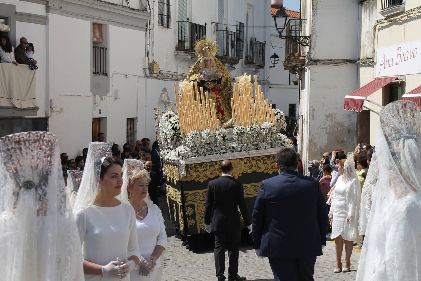 La luz y el gozo han puesto un gran broche a una Semana Santa, aciaga en sus momentos más intensos, a causa del mal tiempo que desde la noche del Miércoles y hasta el Viernes Santo trastocó en buena medida su desarrollo.Hoy el sol ha lucido en el cielo que como, cada Domingo de Resurrección, ha servido de Palio al hermoso Paso de la Virgen del Rosario, haciendo resplandecer, al tiempo, el momento culmen de esta celebración, el reencuentro en la Madre y el Hijo en la Fuente de los Santos, abarrotada de público. El momento ha sido emocionante, con los costaleros de la virgen y del Paso del Resucitado subiendo los brazos al cielo para representar el abrazo de ambas imágenes, ante la tradicional suelta de globos de ecolores y el estrépito de cornetas y tambores.La procesión ha seguido su curso hacia la Plaza de España, también muy concurrida, siendo en este escenario donde, miembros de Grupo Joven de la Cofradía del Coronado han regalado una petalada a la Virgen del Rosario. Ha sido un ofecimiento de la citada Cofradía que la noche del pasado Jueves no pudo obsequiar a su Virgen de la Amargura con esta lluvia de pétalos de rosas, a causa del mal tiempo.Así ha terminado la Semana Santa, incompleta para varias cofradías. La parte más amarga la han vivido la Cofradía del Señor Ecce-Homo que vió acortado su recorrido el Miércoles en una noche desapacible. También la Archicofradía del Santísimo Sacramento que apenas pudo asomarse a la calle y vió concentradas sus emociones en el templo patronal y la Cofradía del Señor Coronado de Espinas que también concentró el sentimieno y la devoción en la ermita de los Santos Mártires, viviendo momenos íntimos de gran emotividad. La Hermandad de la Esperanza Macarena brilló, sin embargo, en la Madrugá jerezana y la Cofradía de Nuestro Padre Jesús Nazareno derrochó fervor la tarde del Viernes en el interior de la iglesia visigoda de Santa María.