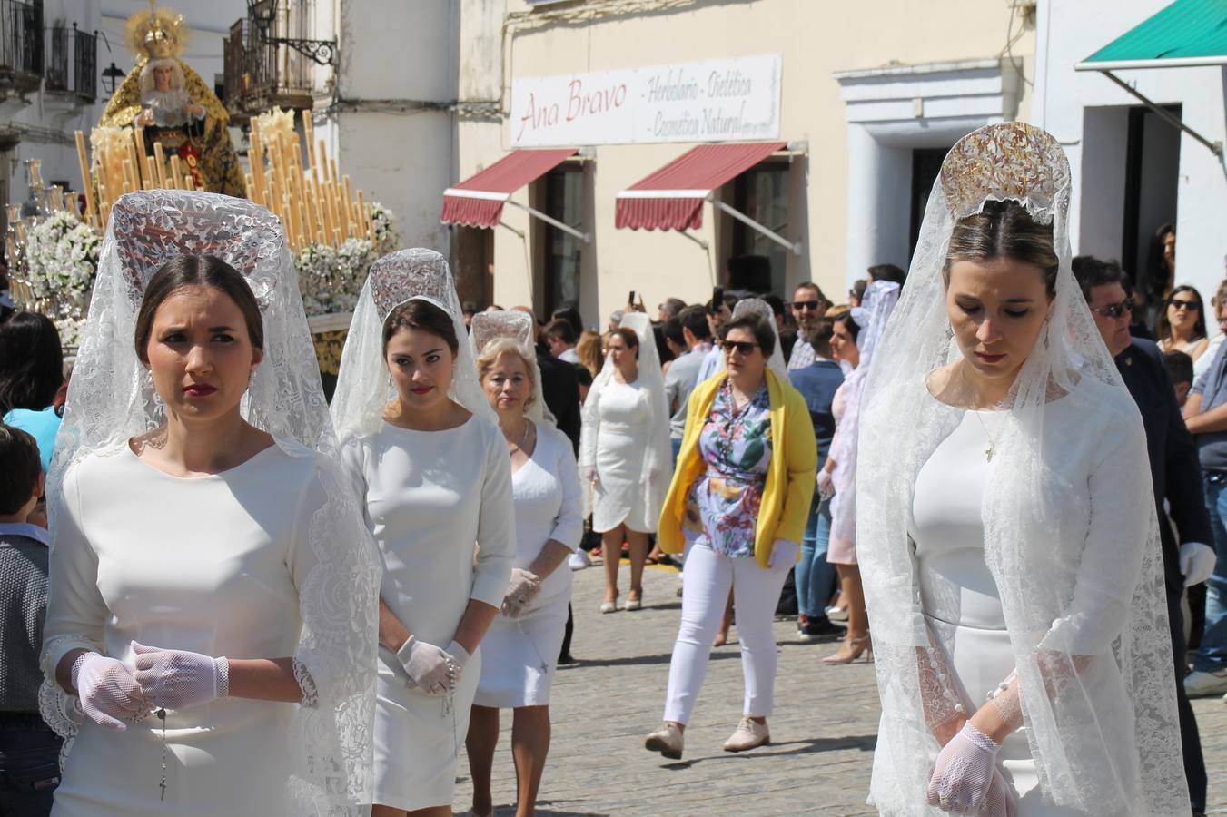 La luz y el gozo han puesto un gran broche a una Semana Santa, aciaga en sus momentos más intensos, a causa del mal tiempo que desde la noche del Miércoles y hasta el Viernes Santo trastocó en buena medida su desarrollo.Hoy el sol ha lucido en el cielo que como, cada Domingo de Resurrección, ha servido de Palio al hermoso Paso de la Virgen del Rosario, haciendo resplandecer, al tiempo, el momento culmen de esta celebración, el reencuentro en la Madre y el Hijo en la Fuente de los Santos, abarrotada de público. El momento ha sido emocionante, con los costaleros de la virgen y del Paso del Resucitado subiendo los brazos al cielo para representar el abrazo de ambas imágenes, ante la tradicional suelta de globos de ecolores y el estrépito de cornetas y tambores.La procesión ha seguido su curso hacia la Plaza de España, también muy concurrida, siendo en este escenario donde, miembros de Grupo Joven de la Cofradía del Coronado han regalado una petalada a la Virgen del Rosario. Ha sido un ofecimiento de la citada Cofradía que la noche del pasado Jueves no pudo obsequiar a su Virgen de la Amargura con esta lluvia de pétalos de rosas, a causa del mal tiempo.Así ha terminado la Semana Santa, incompleta para varias cofradías. La parte más amarga la han vivido la Cofradía del Señor Ecce-Homo que vió acortado su recorrido el Miércoles en una noche desapacible. También la Archicofradía del Santísimo Sacramento que apenas pudo asomarse a la calle y vió concentradas sus emociones en el templo patronal y la Cofradía del Señor Coronado de Espinas que también concentró el sentimieno y la devoción en la ermita de los Santos Mártires, viviendo momenos íntimos de gran emotividad. La Hermandad de la Esperanza Macarena brilló, sin embargo, en la Madrugá jerezana y la Cofradía de Nuestro Padre Jesús Nazareno derrochó fervor la tarde del Viernes en el interior de la iglesia visigoda de Santa María.