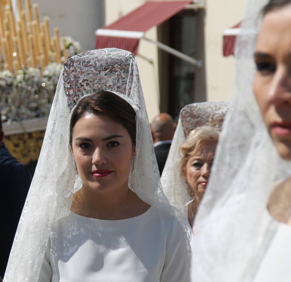 La luz y el gozo han puesto un gran broche a una Semana Santa, aciaga en sus momentos más intensos, a causa del mal tiempo que desde la noche del Miércoles y hasta el Viernes Santo trastocó en buena medida su desarrollo.Hoy el sol ha lucido en el cielo que como, cada Domingo de Resurrección, ha servido de Palio al hermoso Paso de la Virgen del Rosario, haciendo resplandecer, al tiempo, el momento culmen de esta celebración, el reencuentro en la Madre y el Hijo en la Fuente de los Santos, abarrotada de público. El momento ha sido emocionante, con los costaleros de la virgen y del Paso del Resucitado subiendo los brazos al cielo para representar el abrazo de ambas imágenes, ante la tradicional suelta de globos de ecolores y el estrépito de cornetas y tambores.La procesión ha seguido su curso hacia la Plaza de España, también muy concurrida, siendo en este escenario donde, miembros de Grupo Joven de la Cofradía del Coronado han regalado una petalada a la Virgen del Rosario. Ha sido un ofecimiento de la citada Cofradía que la noche del pasado Jueves no pudo obsequiar a su Virgen de la Amargura con esta lluvia de pétalos de rosas, a causa del mal tiempo.Así ha terminado la Semana Santa, incompleta para varias cofradías. La parte más amarga la han vivido la Cofradía del Señor Ecce-Homo que vió acortado su recorrido el Miércoles en una noche desapacible. También la Archicofradía del Santísimo Sacramento que apenas pudo asomarse a la calle y vió concentradas sus emociones en el templo patronal y la Cofradía del Señor Coronado de Espinas que también concentró el sentimieno y la devoción en la ermita de los Santos Mártires, viviendo momenos íntimos de gran emotividad. La Hermandad de la Esperanza Macarena brilló, sin embargo, en la Madrugá jerezana y la Cofradía de Nuestro Padre Jesús Nazareno derrochó fervor la tarde del Viernes en el interior de la iglesia visigoda de Santa María.
