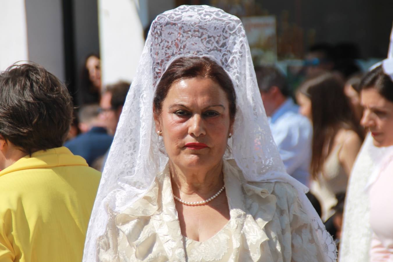 La luz y el gozo han puesto un gran broche a una Semana Santa, aciaga en sus momentos más intensos, a causa del mal tiempo que desde la noche del Miércoles y hasta el Viernes Santo trastocó en buena medida su desarrollo.Hoy el sol ha lucido en el cielo que como, cada Domingo de Resurrección, ha servido de Palio al hermoso Paso de la Virgen del Rosario, haciendo resplandecer, al tiempo, el momento culmen de esta celebración, el reencuentro en la Madre y el Hijo en la Fuente de los Santos, abarrotada de público. El momento ha sido emocionante, con los costaleros de la virgen y del Paso del Resucitado subiendo los brazos al cielo para representar el abrazo de ambas imágenes, ante la tradicional suelta de globos de ecolores y el estrépito de cornetas y tambores.La procesión ha seguido su curso hacia la Plaza de España, también muy concurrida, siendo en este escenario donde, miembros de Grupo Joven de la Cofradía del Coronado han regalado una petalada a la Virgen del Rosario. Ha sido un ofecimiento de la citada Cofradía que la noche del pasado Jueves no pudo obsequiar a su Virgen de la Amargura con esta lluvia de pétalos de rosas, a causa del mal tiempo.Así ha terminado la Semana Santa, incompleta para varias cofradías. La parte más amarga la han vivido la Cofradía del Señor Ecce-Homo que vió acortado su recorrido el Miércoles en una noche desapacible. También la Archicofradía del Santísimo Sacramento que apenas pudo asomarse a la calle y vió concentradas sus emociones en el templo patronal y la Cofradía del Señor Coronado de Espinas que también concentró el sentimieno y la devoción en la ermita de los Santos Mártires, viviendo momenos íntimos de gran emotividad. La Hermandad de la Esperanza Macarena brilló, sin embargo, en la Madrugá jerezana y la Cofradía de Nuestro Padre Jesús Nazareno derrochó fervor la tarde del Viernes en el interior de la iglesia visigoda de Santa María.