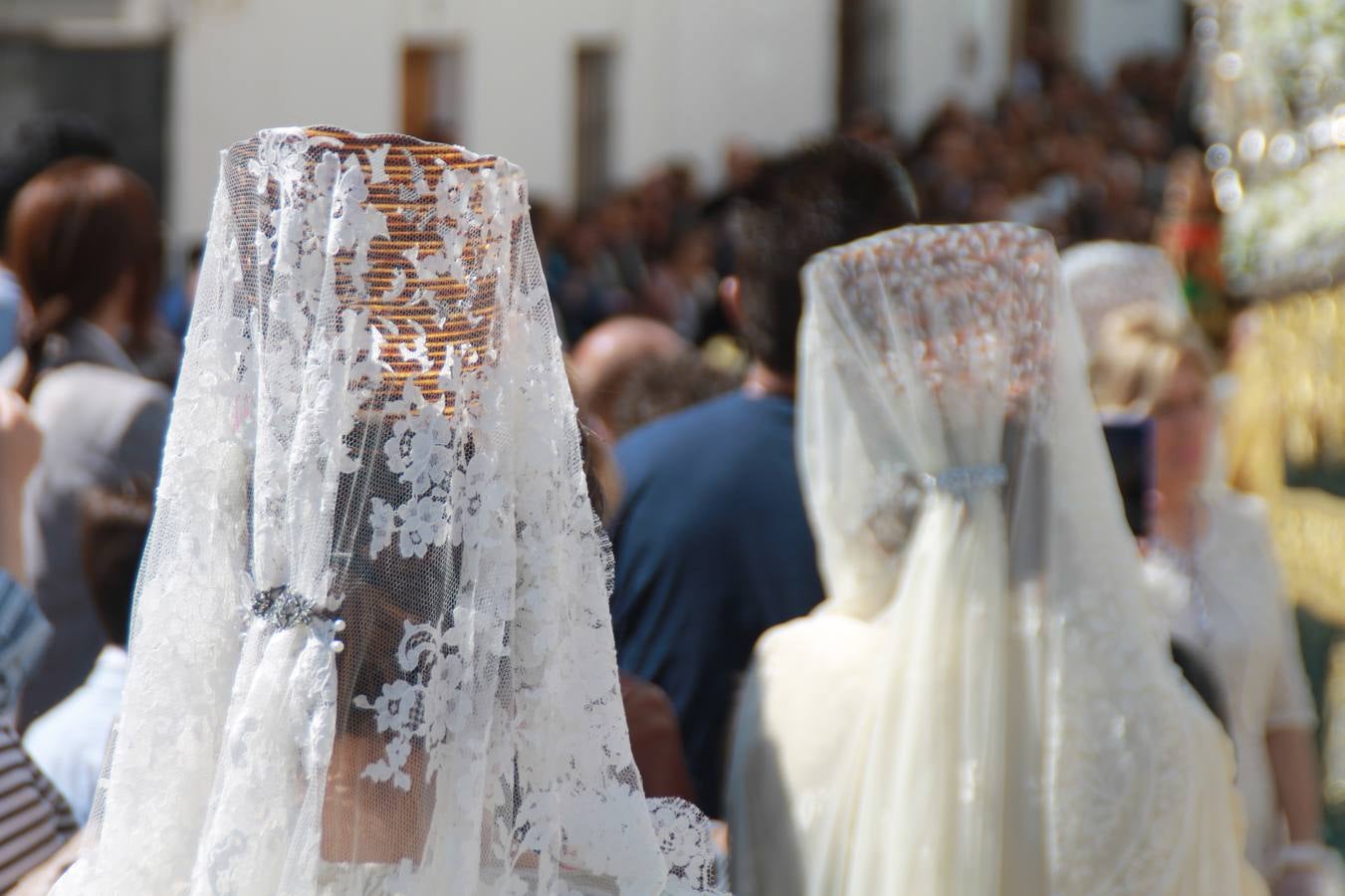 La luz y el gozo han puesto un gran broche a una Semana Santa, aciaga en sus momentos más intensos, a causa del mal tiempo que desde la noche del Miércoles y hasta el Viernes Santo trastocó en buena medida su desarrollo.Hoy el sol ha lucido en el cielo que como, cada Domingo de Resurrección, ha servido de Palio al hermoso Paso de la Virgen del Rosario, haciendo resplandecer, al tiempo, el momento culmen de esta celebración, el reencuentro en la Madre y el Hijo en la Fuente de los Santos, abarrotada de público. El momento ha sido emocionante, con los costaleros de la virgen y del Paso del Resucitado subiendo los brazos al cielo para representar el abrazo de ambas imágenes, ante la tradicional suelta de globos de ecolores y el estrépito de cornetas y tambores.La procesión ha seguido su curso hacia la Plaza de España, también muy concurrida, siendo en este escenario donde, miembros de Grupo Joven de la Cofradía del Coronado han regalado una petalada a la Virgen del Rosario. Ha sido un ofecimiento de la citada Cofradía que la noche del pasado Jueves no pudo obsequiar a su Virgen de la Amargura con esta lluvia de pétalos de rosas, a causa del mal tiempo.Así ha terminado la Semana Santa, incompleta para varias cofradías. La parte más amarga la han vivido la Cofradía del Señor Ecce-Homo que vió acortado su recorrido el Miércoles en una noche desapacible. También la Archicofradía del Santísimo Sacramento que apenas pudo asomarse a la calle y vió concentradas sus emociones en el templo patronal y la Cofradía del Señor Coronado de Espinas que también concentró el sentimieno y la devoción en la ermita de los Santos Mártires, viviendo momenos íntimos de gran emotividad. La Hermandad de la Esperanza Macarena brilló, sin embargo, en la Madrugá jerezana y la Cofradía de Nuestro Padre Jesús Nazareno derrochó fervor la tarde del Viernes en el interior de la iglesia visigoda de Santa María.