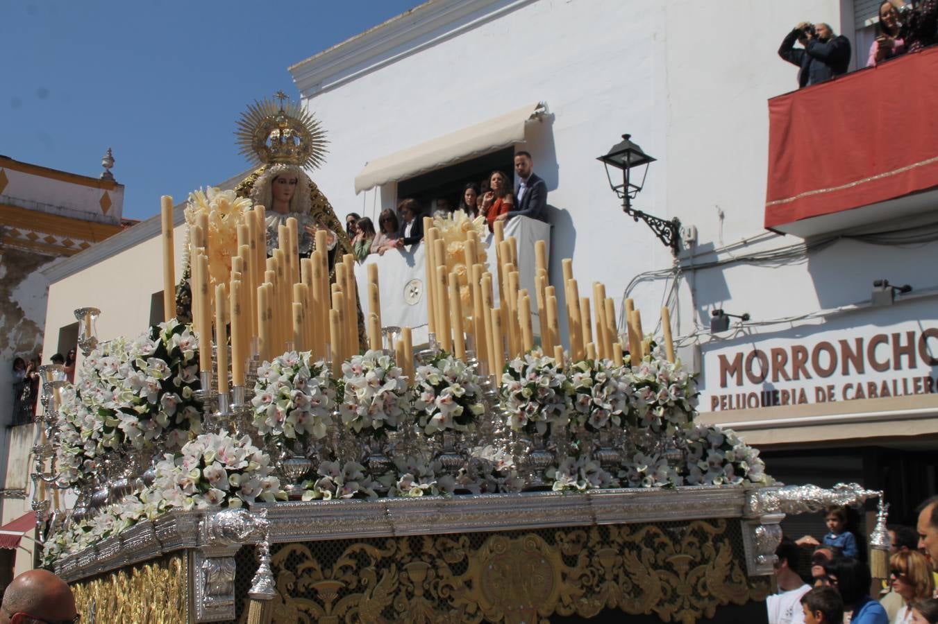 La luz y el gozo han puesto un gran broche a una Semana Santa, aciaga en sus momentos más intensos, a causa del mal tiempo que desde la noche del Miércoles y hasta el Viernes Santo trastocó en buena medida su desarrollo.Hoy el sol ha lucido en el cielo que como, cada Domingo de Resurrección, ha servido de Palio al hermoso Paso de la Virgen del Rosario, haciendo resplandecer, al tiempo, el momento culmen de esta celebración, el reencuentro en la Madre y el Hijo en la Fuente de los Santos, abarrotada de público. El momento ha sido emocionante, con los costaleros de la virgen y del Paso del Resucitado subiendo los brazos al cielo para representar el abrazo de ambas imágenes, ante la tradicional suelta de globos de ecolores y el estrépito de cornetas y tambores.La procesión ha seguido su curso hacia la Plaza de España, también muy concurrida, siendo en este escenario donde, miembros de Grupo Joven de la Cofradía del Coronado han regalado una petalada a la Virgen del Rosario. Ha sido un ofecimiento de la citada Cofradía que la noche del pasado Jueves no pudo obsequiar a su Virgen de la Amargura con esta lluvia de pétalos de rosas, a causa del mal tiempo.Así ha terminado la Semana Santa, incompleta para varias cofradías. La parte más amarga la han vivido la Cofradía del Señor Ecce-Homo que vió acortado su recorrido el Miércoles en una noche desapacible. También la Archicofradía del Santísimo Sacramento que apenas pudo asomarse a la calle y vió concentradas sus emociones en el templo patronal y la Cofradía del Señor Coronado de Espinas que también concentró el sentimieno y la devoción en la ermita de los Santos Mártires, viviendo momenos íntimos de gran emotividad. La Hermandad de la Esperanza Macarena brilló, sin embargo, en la Madrugá jerezana y la Cofradía de Nuestro Padre Jesús Nazareno derrochó fervor la tarde del Viernes en el interior de la iglesia visigoda de Santa María.