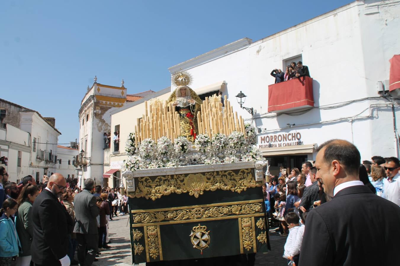 La luz y el gozo han puesto un gran broche a una Semana Santa, aciaga en sus momentos más intensos, a causa del mal tiempo que desde la noche del Miércoles y hasta el Viernes Santo trastocó en buena medida su desarrollo.Hoy el sol ha lucido en el cielo que como, cada Domingo de Resurrección, ha servido de Palio al hermoso Paso de la Virgen del Rosario, haciendo resplandecer, al tiempo, el momento culmen de esta celebración, el reencuentro en la Madre y el Hijo en la Fuente de los Santos, abarrotada de público. El momento ha sido emocionante, con los costaleros de la virgen y del Paso del Resucitado subiendo los brazos al cielo para representar el abrazo de ambas imágenes, ante la tradicional suelta de globos de ecolores y el estrépito de cornetas y tambores.La procesión ha seguido su curso hacia la Plaza de España, también muy concurrida, siendo en este escenario donde, miembros de Grupo Joven de la Cofradía del Coronado han regalado una petalada a la Virgen del Rosario. Ha sido un ofecimiento de la citada Cofradía que la noche del pasado Jueves no pudo obsequiar a su Virgen de la Amargura con esta lluvia de pétalos de rosas, a causa del mal tiempo.Así ha terminado la Semana Santa, incompleta para varias cofradías. La parte más amarga la han vivido la Cofradía del Señor Ecce-Homo que vió acortado su recorrido el Miércoles en una noche desapacible. También la Archicofradía del Santísimo Sacramento que apenas pudo asomarse a la calle y vió concentradas sus emociones en el templo patronal y la Cofradía del Señor Coronado de Espinas que también concentró el sentimieno y la devoción en la ermita de los Santos Mártires, viviendo momenos íntimos de gran emotividad. La Hermandad de la Esperanza Macarena brilló, sin embargo, en la Madrugá jerezana y la Cofradía de Nuestro Padre Jesús Nazareno derrochó fervor la tarde del Viernes en el interior de la iglesia visigoda de Santa María.