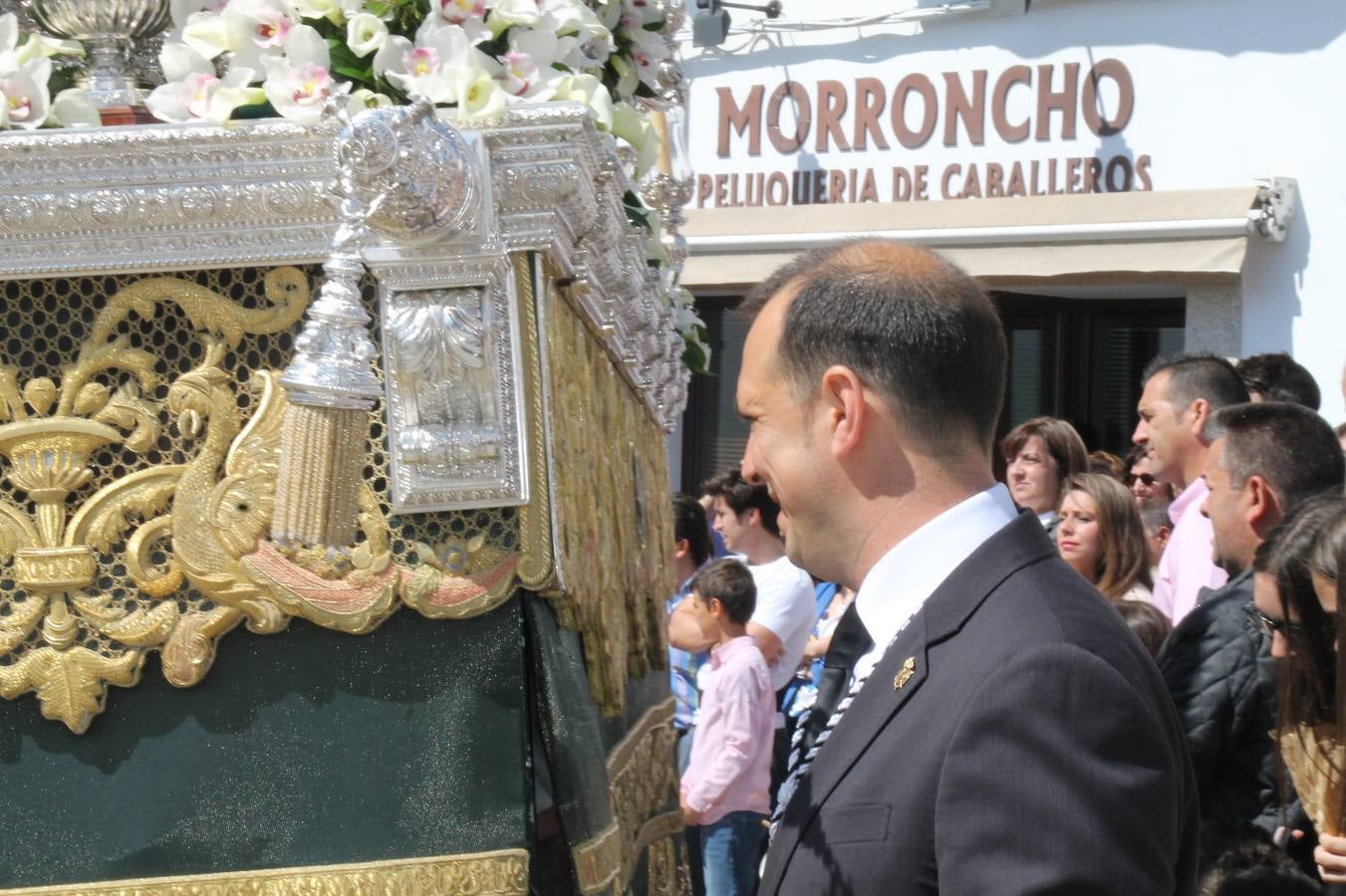 La luz y el gozo han puesto un gran broche a una Semana Santa, aciaga en sus momentos más intensos, a causa del mal tiempo que desde la noche del Miércoles y hasta el Viernes Santo trastocó en buena medida su desarrollo.Hoy el sol ha lucido en el cielo que como, cada Domingo de Resurrección, ha servido de Palio al hermoso Paso de la Virgen del Rosario, haciendo resplandecer, al tiempo, el momento culmen de esta celebración, el reencuentro en la Madre y el Hijo en la Fuente de los Santos, abarrotada de público. El momento ha sido emocionante, con los costaleros de la virgen y del Paso del Resucitado subiendo los brazos al cielo para representar el abrazo de ambas imágenes, ante la tradicional suelta de globos de ecolores y el estrépito de cornetas y tambores.La procesión ha seguido su curso hacia la Plaza de España, también muy concurrida, siendo en este escenario donde, miembros de Grupo Joven de la Cofradía del Coronado han regalado una petalada a la Virgen del Rosario. Ha sido un ofecimiento de la citada Cofradía que la noche del pasado Jueves no pudo obsequiar a su Virgen de la Amargura con esta lluvia de pétalos de rosas, a causa del mal tiempo.Así ha terminado la Semana Santa, incompleta para varias cofradías. La parte más amarga la han vivido la Cofradía del Señor Ecce-Homo que vió acortado su recorrido el Miércoles en una noche desapacible. También la Archicofradía del Santísimo Sacramento que apenas pudo asomarse a la calle y vió concentradas sus emociones en el templo patronal y la Cofradía del Señor Coronado de Espinas que también concentró el sentimieno y la devoción en la ermita de los Santos Mártires, viviendo momenos íntimos de gran emotividad. La Hermandad de la Esperanza Macarena brilló, sin embargo, en la Madrugá jerezana y la Cofradía de Nuestro Padre Jesús Nazareno derrochó fervor la tarde del Viernes en el interior de la iglesia visigoda de Santa María.