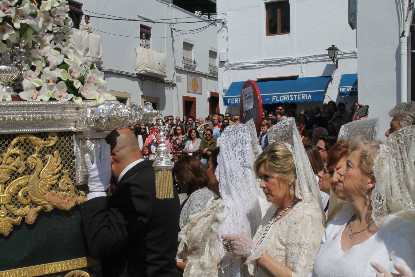 La luz y el gozo han puesto un gran broche a una Semana Santa, aciaga en sus momentos más intensos, a causa del mal tiempo que desde la noche del Miércoles y hasta el Viernes Santo trastocó en buena medida su desarrollo.Hoy el sol ha lucido en el cielo que como, cada Domingo de Resurrección, ha servido de Palio al hermoso Paso de la Virgen del Rosario, haciendo resplandecer, al tiempo, el momento culmen de esta celebración, el reencuentro en la Madre y el Hijo en la Fuente de los Santos, abarrotada de público. El momento ha sido emocionante, con los costaleros de la virgen y del Paso del Resucitado subiendo los brazos al cielo para representar el abrazo de ambas imágenes, ante la tradicional suelta de globos de ecolores y el estrépito de cornetas y tambores.La procesión ha seguido su curso hacia la Plaza de España, también muy concurrida, siendo en este escenario donde, miembros de Grupo Joven de la Cofradía del Coronado han regalado una petalada a la Virgen del Rosario. Ha sido un ofecimiento de la citada Cofradía que la noche del pasado Jueves no pudo obsequiar a su Virgen de la Amargura con esta lluvia de pétalos de rosas, a causa del mal tiempo.Así ha terminado la Semana Santa, incompleta para varias cofradías. La parte más amarga la han vivido la Cofradía del Señor Ecce-Homo que vió acortado su recorrido el Miércoles en una noche desapacible. También la Archicofradía del Santísimo Sacramento que apenas pudo asomarse a la calle y vió concentradas sus emociones en el templo patronal y la Cofradía del Señor Coronado de Espinas que también concentró el sentimieno y la devoción en la ermita de los Santos Mártires, viviendo momenos íntimos de gran emotividad. La Hermandad de la Esperanza Macarena brilló, sin embargo, en la Madrugá jerezana y la Cofradía de Nuestro Padre Jesús Nazareno derrochó fervor la tarde del Viernes en el interior de la iglesia visigoda de Santa María.